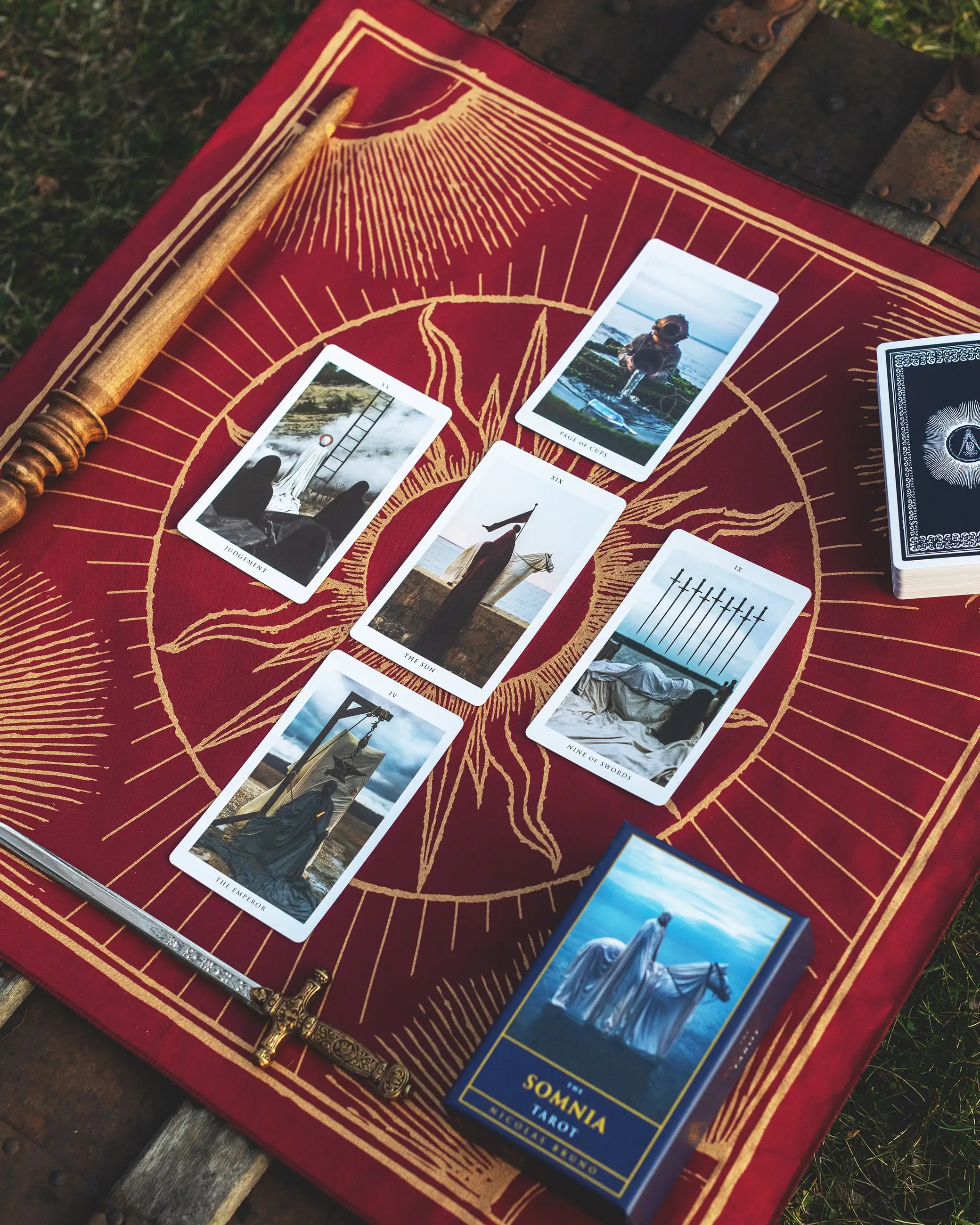 VIKAMA Wine Red Sun Pattern Tarot Tablecloth Retro Witch Altar Cloth Mysterious Ceremony Tablecloth Tarot Card Tablecloth