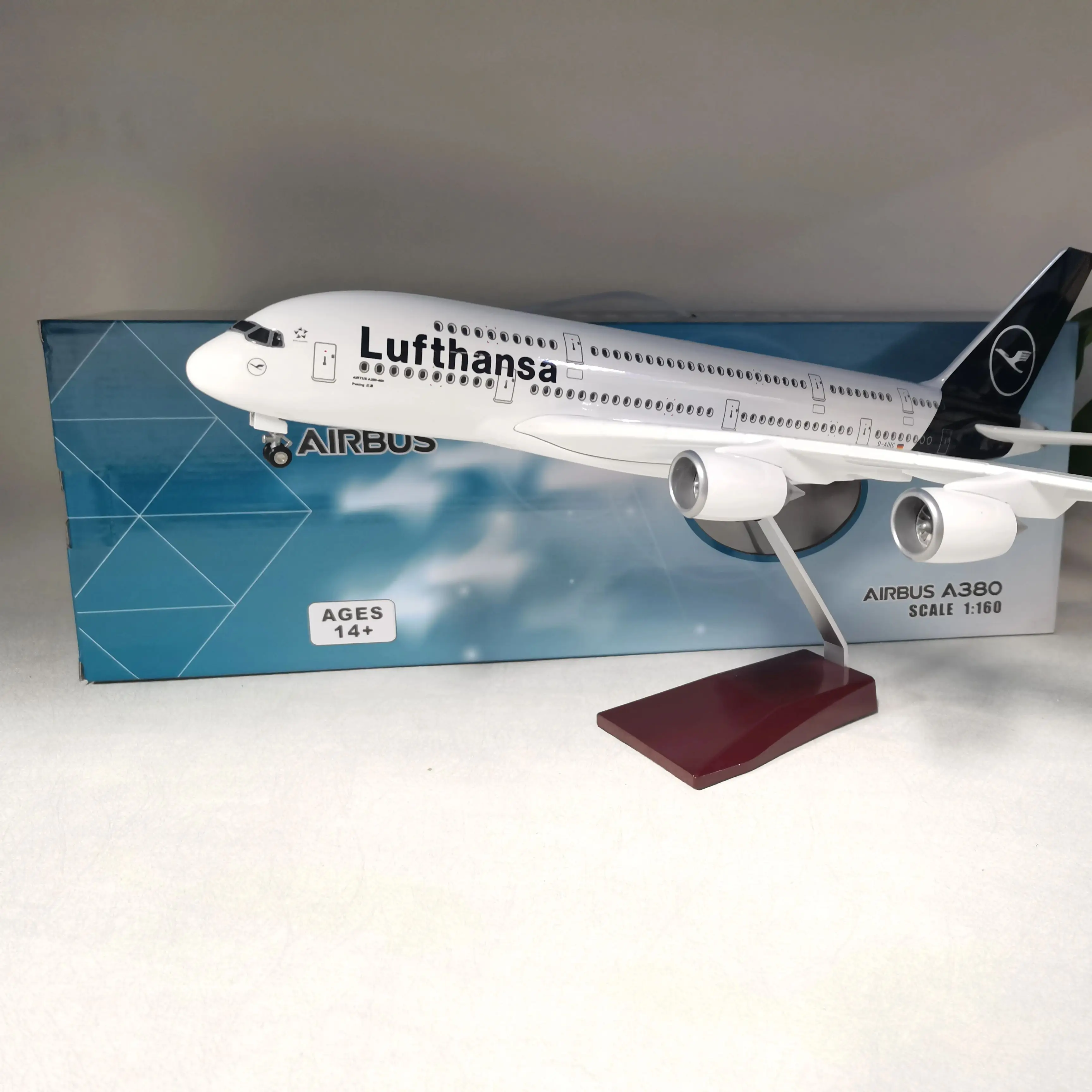 2025 New Lufthansa Airlines Scale Model Aircraft A380 47cm Led Light Die-Casting Machine Collected House Decor Accessories