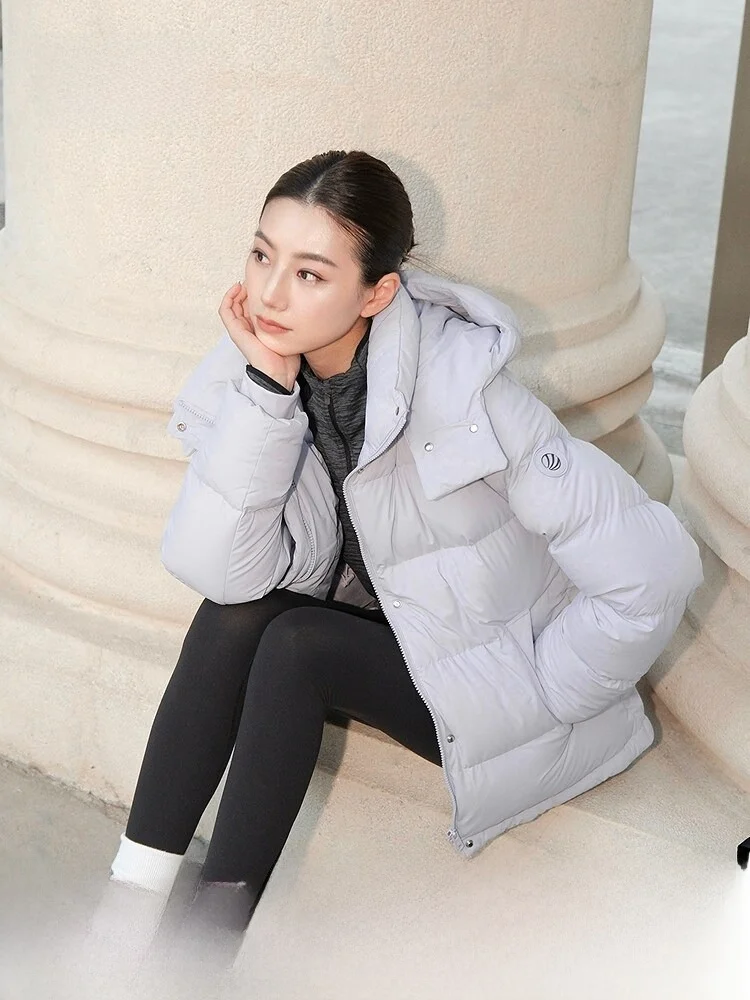 

Новая короткая женская пуховая куртка Bosideng: эластичная, теплая, с утягивающим эффектом на талии, комфортная, в повседневном стиле, со съемным капюшоном, для города и отдыха.