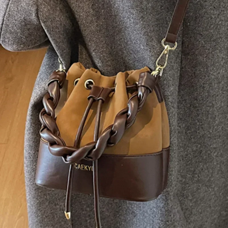 حقيبة دلو بسيطة جديدة لخريف 2025 للنساء - كتلة ألوان أنيقة/لون خالص، تصميم عالي الجمالي محمول