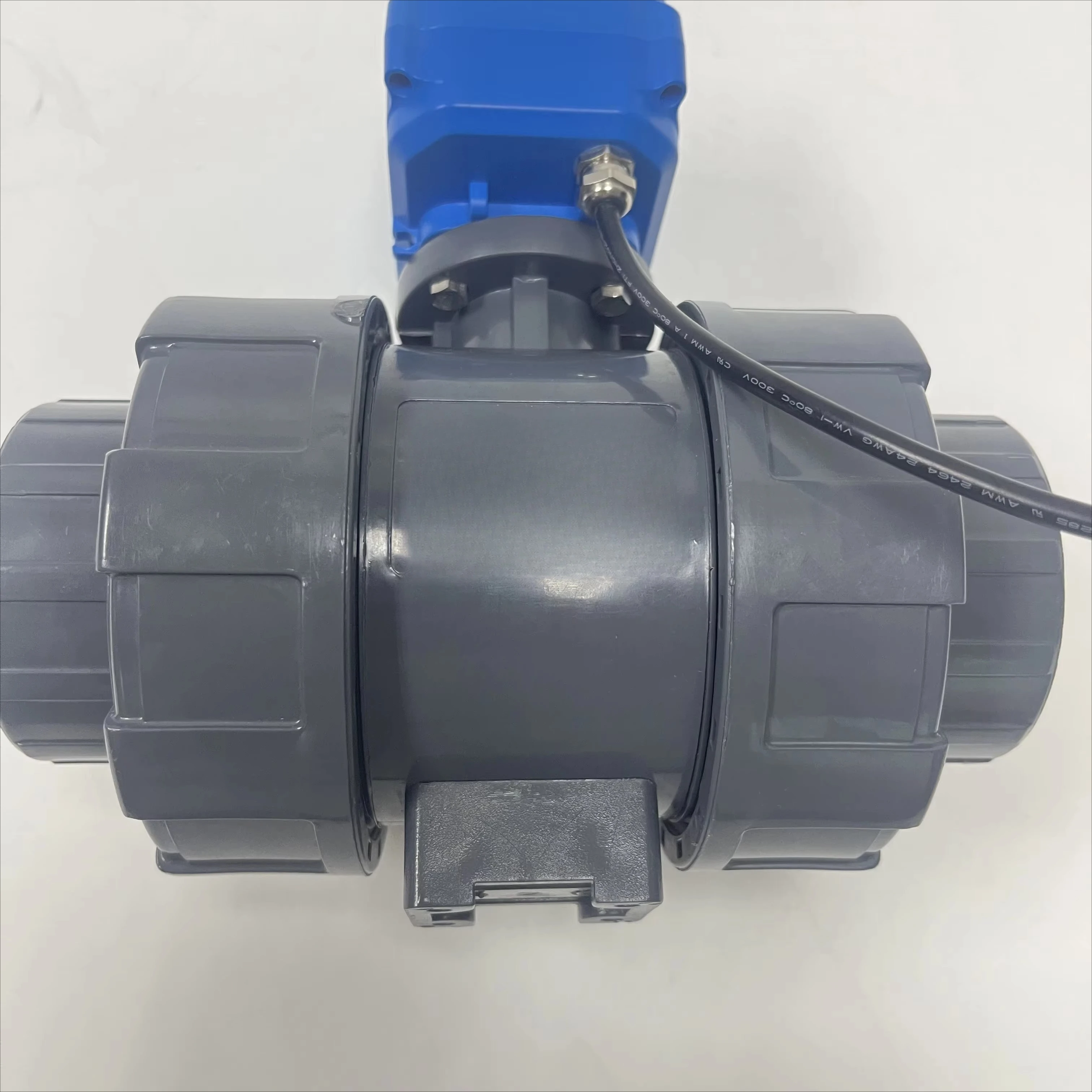 صمام كروي للتحكم في المياه بمحرك كهربائي ثنائي الاتجاه لأنظمة الأنابيب 2 "DN50 PVC/UPVC مقاومة وسائط الأحماض والزيت بدرجة حرارة عالية