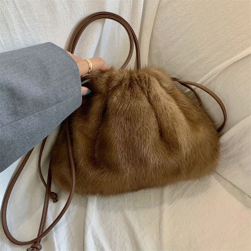 

Women's Drawstring Closed Fur Clutch Bag Luxury Mink Fur Large Capacity Handbag Elegant Women's Stylish One-shoulder Fur Bag
