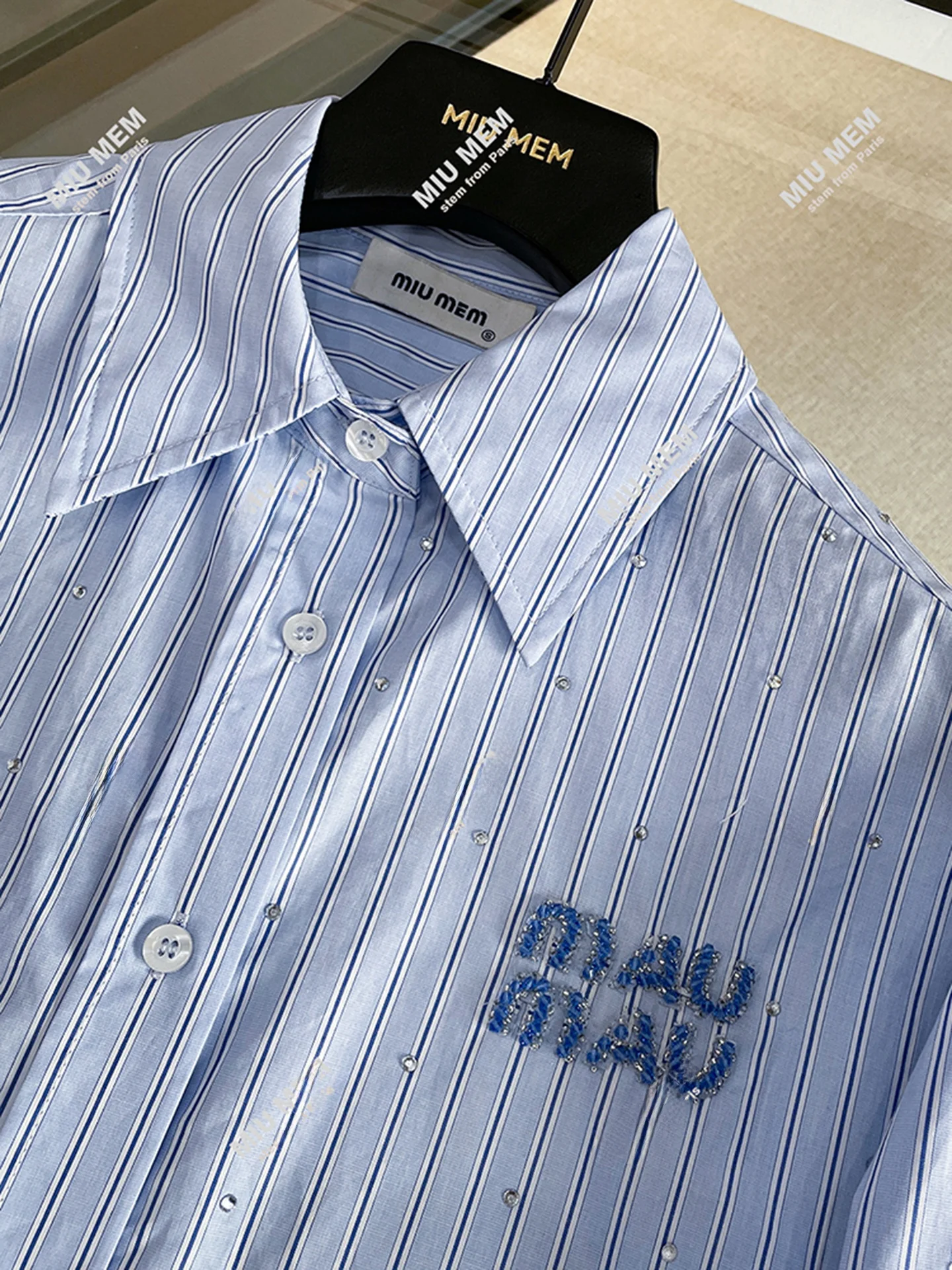 เสื้อท็อปทรงตรงติดกระดุมยาว แขนยาว สีน้ำเงินลายทาง ประดับคริสตัล แฟชั่นสำหรับผู้หญิง อายุ 2025 ฤดูใบไม้ร่วง