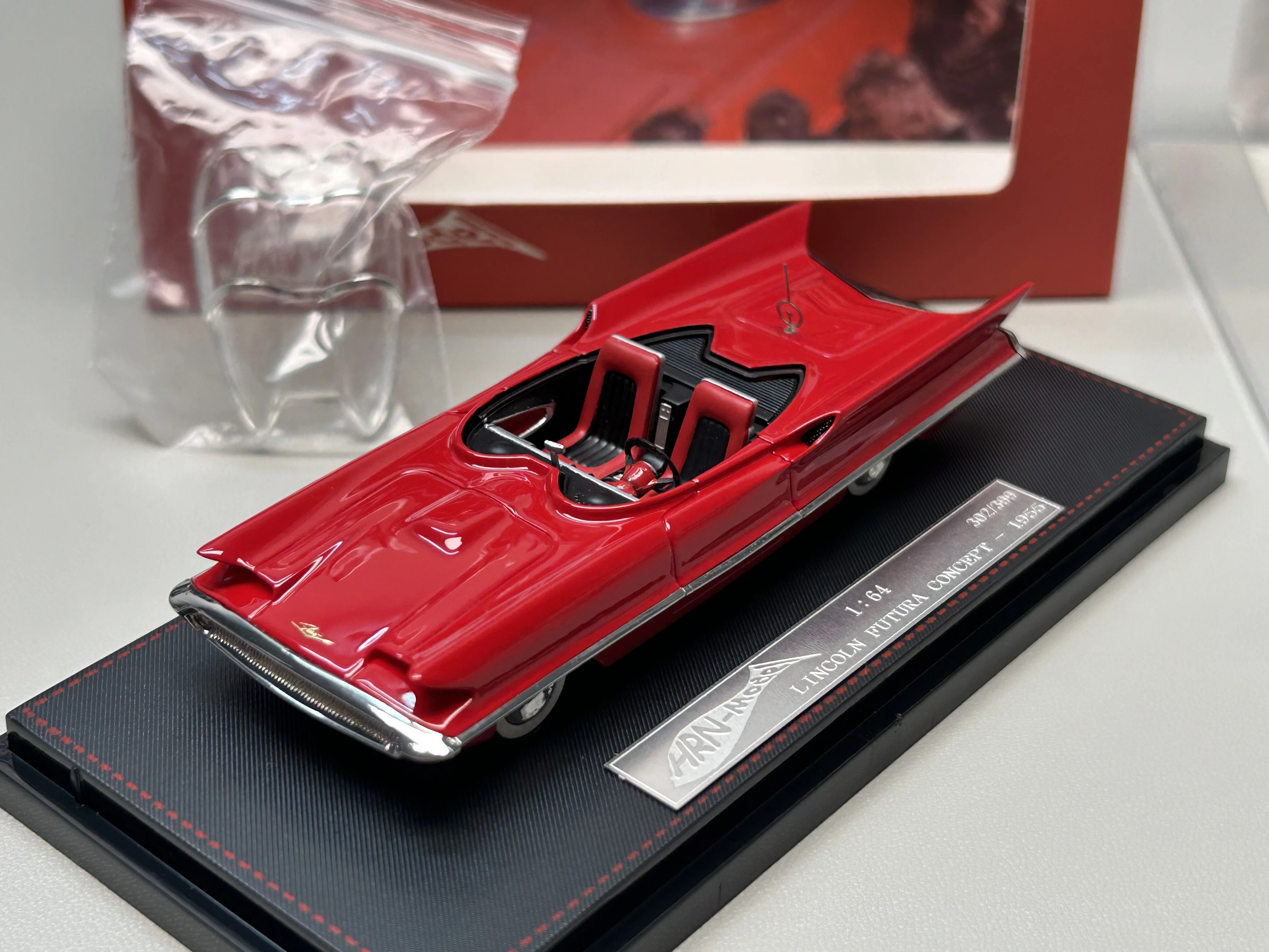 HRN 1/64 LINCOLN FUTURA CONCEPT-1955 Boutique Resin Batmobile Car