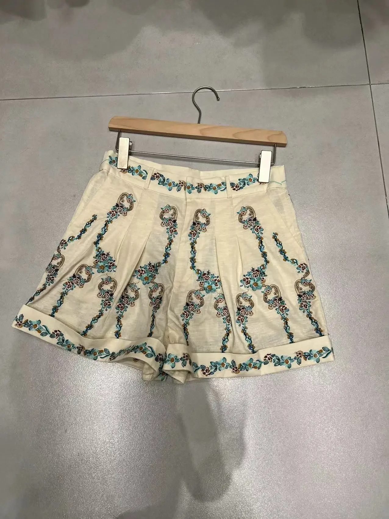 Conjunto 100% de lino con bordado Floral para mujer, chaleco sin mangas con cuello en V y cintura con cordones, Tops + pantalones cortos de cintura alta, conjunto informal