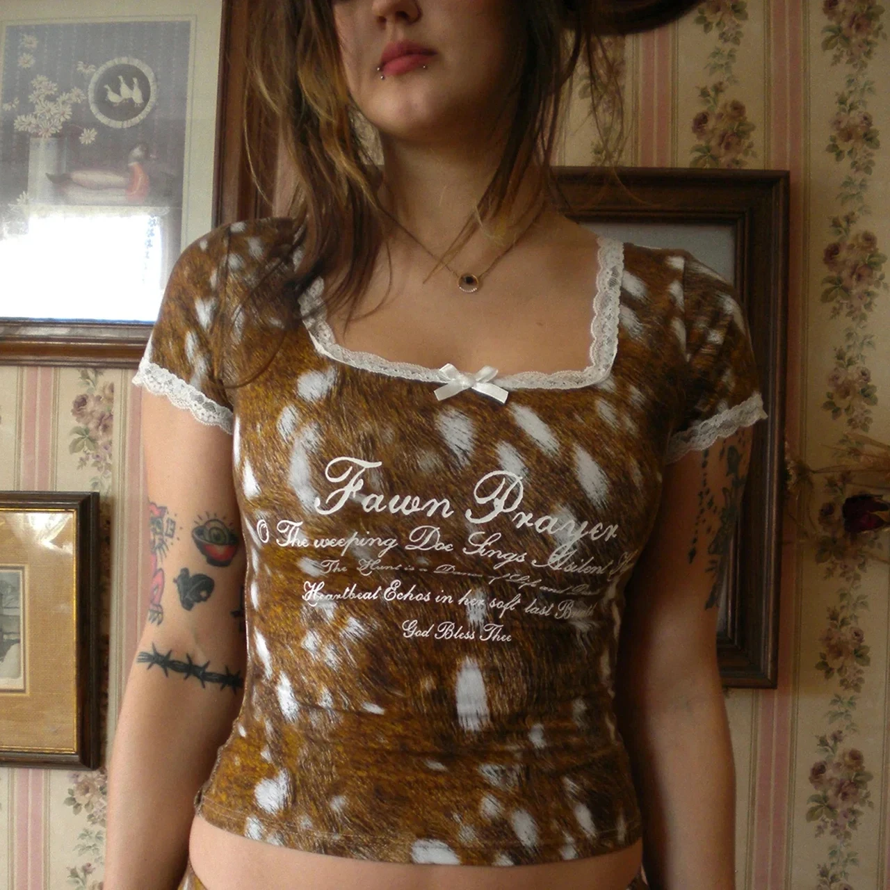 شورت صيفي ضيق بأكمام قصيرة Y2K بتصميم بناتي جميل باللونين البني والأبيض