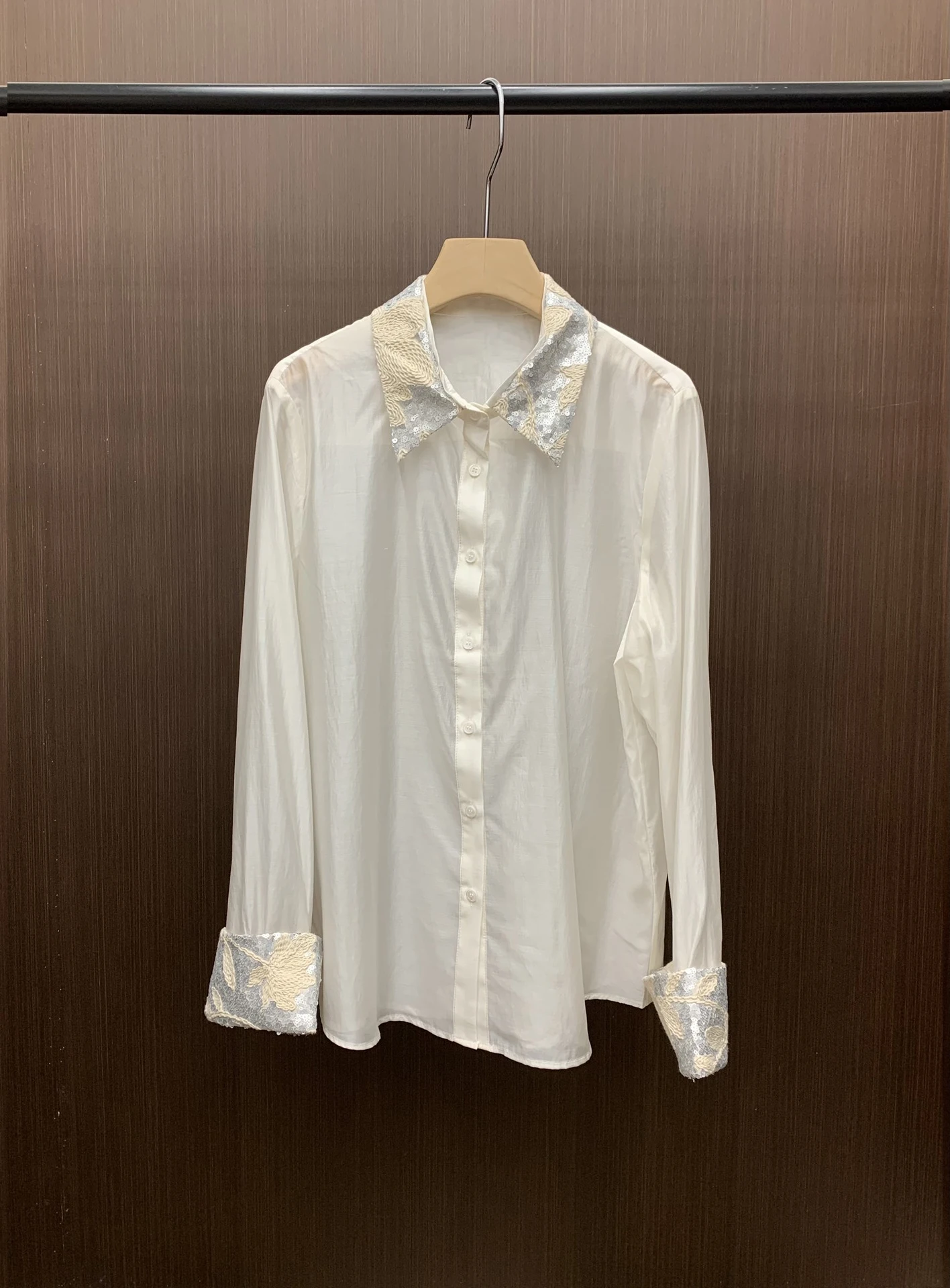 Camisa de lentejuelas bordadas monocromáticas para mujer, camisa decorativa brillante con cuello, lujo ligero, informal, Primavera, 2021