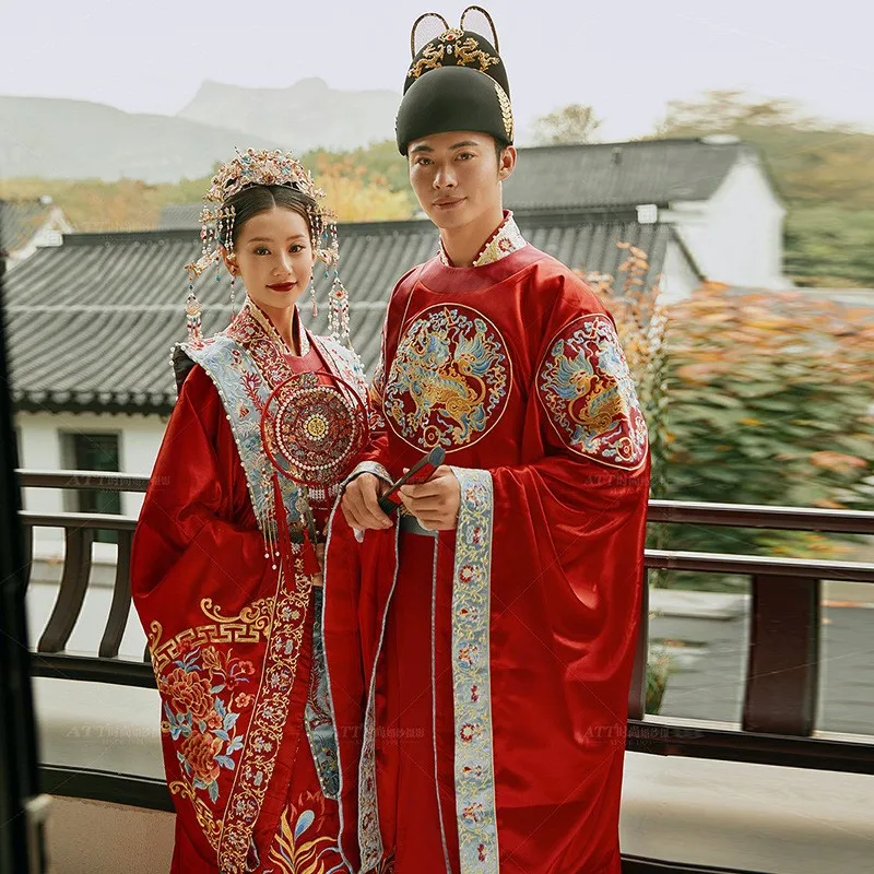 

Полный комплект нового мужского костюма для пары Хань с короной Феникса и красное свадебное платье традиционного китайского производства.