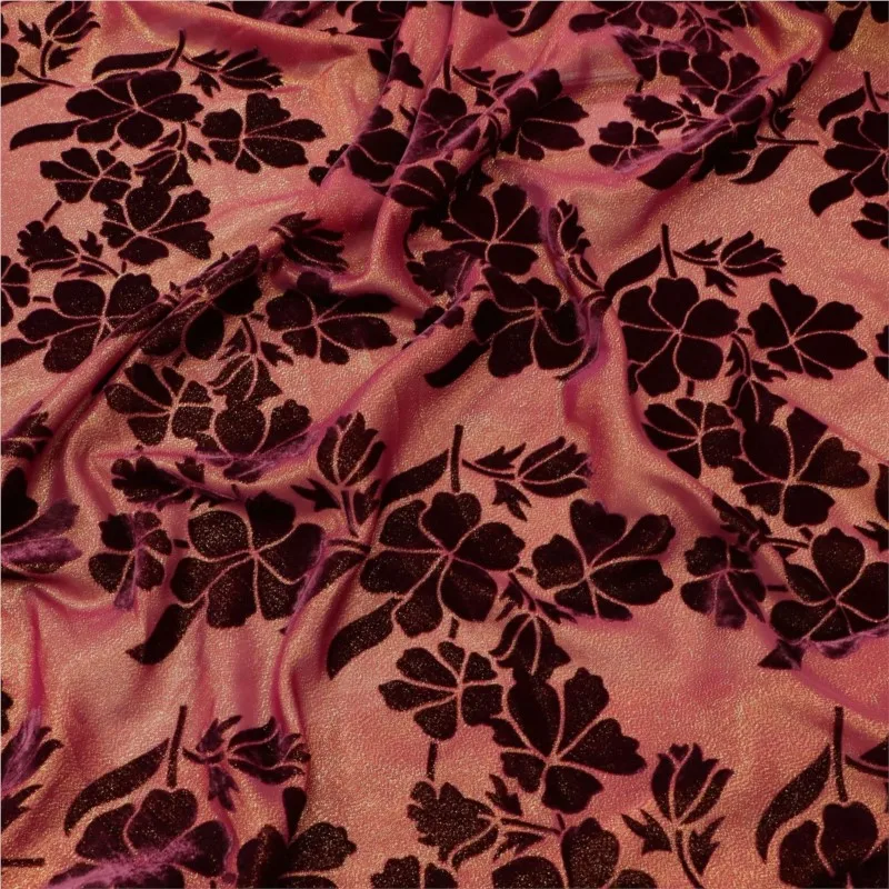 Il tessuto del cheongsam e dell'abito è realizzato in velluto broccato con fiori dorati
