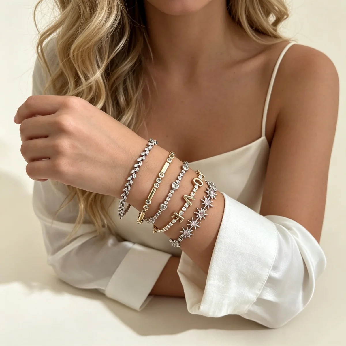 Exquisite glänzende Zirkon-Armbänder mit runden, herzförmigen, quadratischen, Weizenblatt- und Sternen-Elementen für Damen und Herren, schlichte Sonnen- und LOVE-Buchstaben-Armreifen, Schmuck. – Detail 7