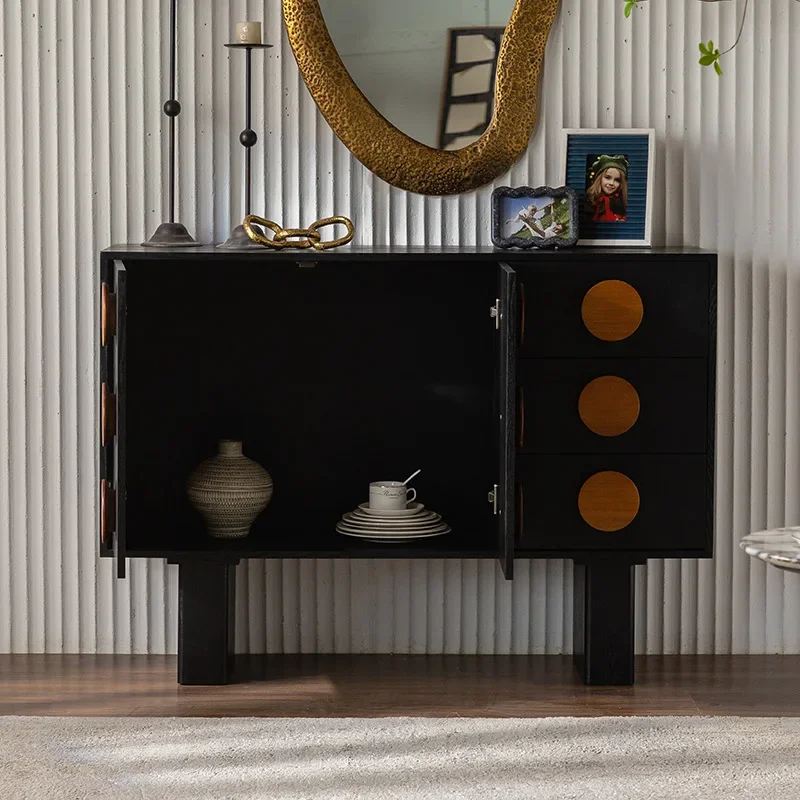 middeleeuwse massief houten negen borstkasten, decoratieve gangpadkasten in de woonkamer van bed en ontbijt