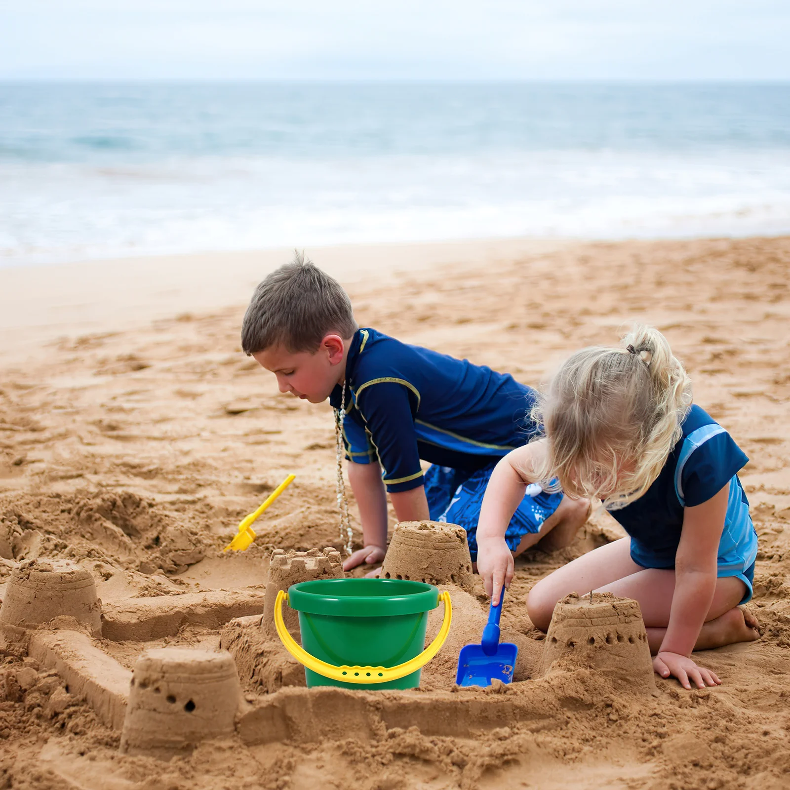 ビーチ砂バケツ 軽量PP素材 滑り止めハンドル 夏の屋外遊びに持ち運び可能 ドリンクの掘り出しや保管に