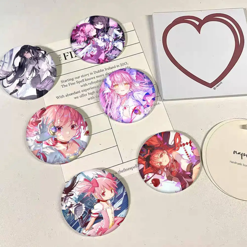 Les nouveaux badges ronds Anime Puella Magi Madoka Magica peuvent être utilisés pour décorer les vêtements et les épingles de sac à dos