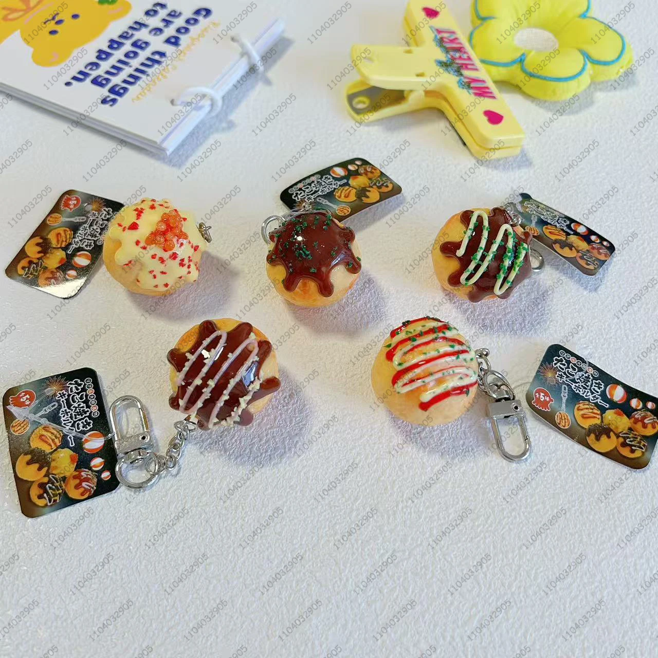 

Японская капсульная игрушка: милый миниатюрный брелок-игрушка в виде такояки (шарика с осьминогом), имитация закуски, подарок-подвеска для сумки