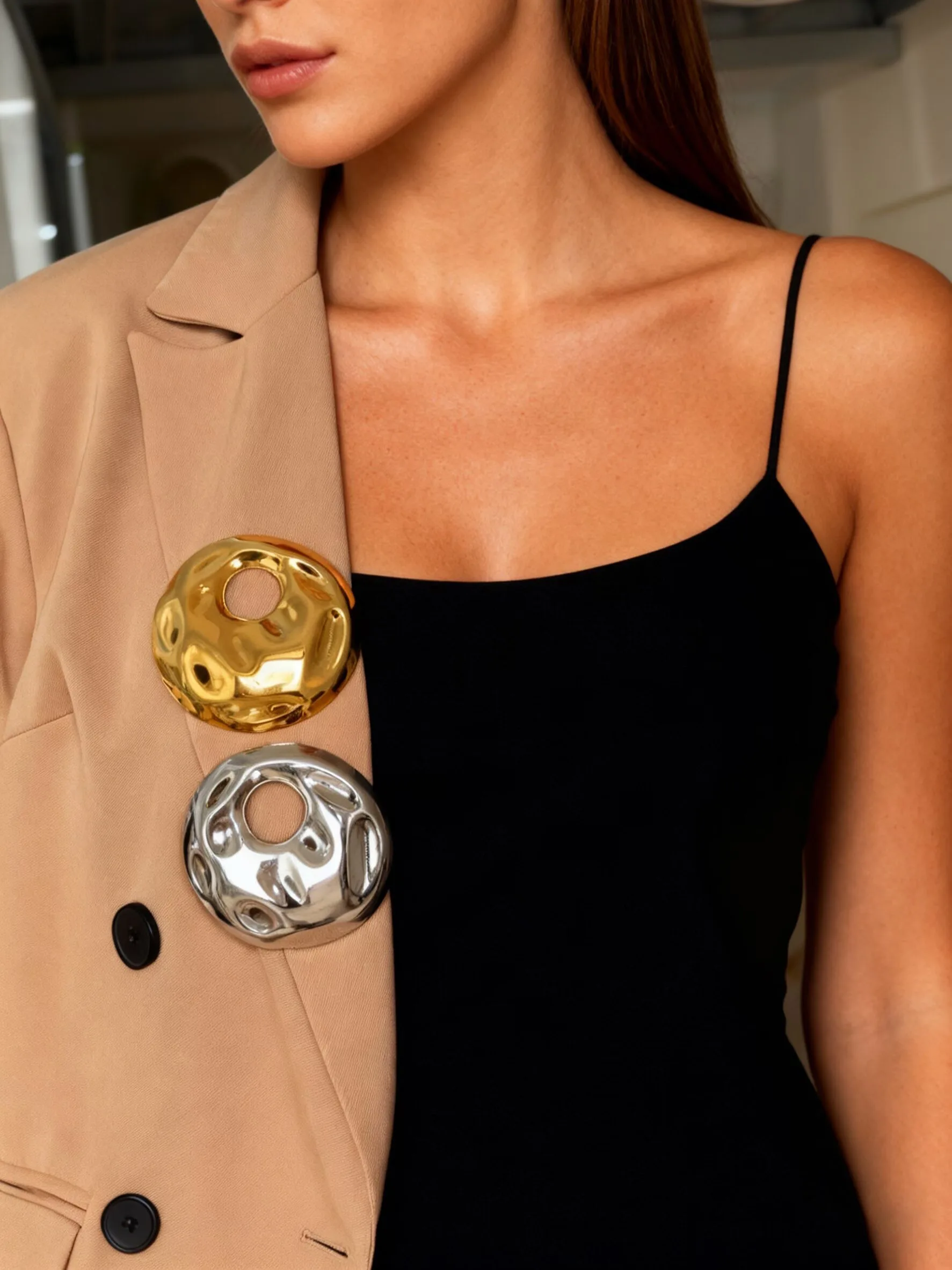 GHIDBK Retro Exquisite British Style Round Hollow Irregular Water Ripple Texture Brooch Women's Versatile Jewelry Accessories