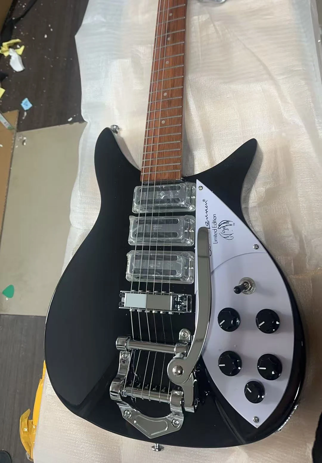 2026 Hot Sale Guitar Black End Rounded Fret Wires HHH Pickups Body 21 Frets Right Hand Play Indoor Performance