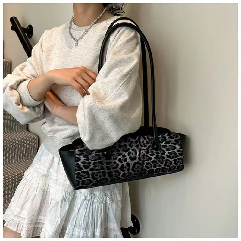 2026 Fashionable retro casual unique and eye-catching leopard print handbag for women large capacity shoulder strap design