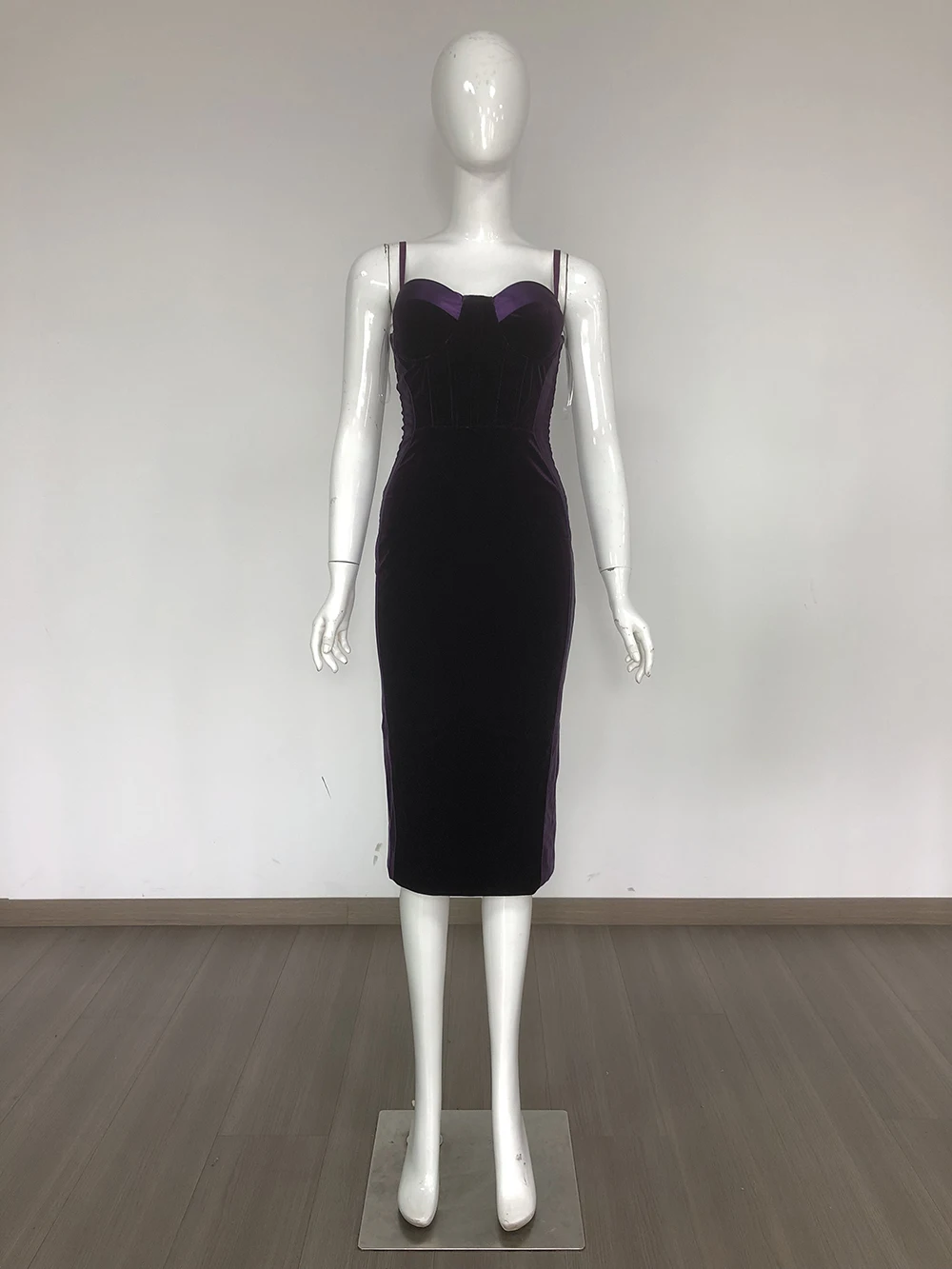 Opulentna, fioletowa, aksamitna sukienka midi w stylu gorsetowym z rękawiczkami, seksowna, nowa, bez pleców, obcisła, elegancka sukienka wieczorowa w stylu celebryckim.