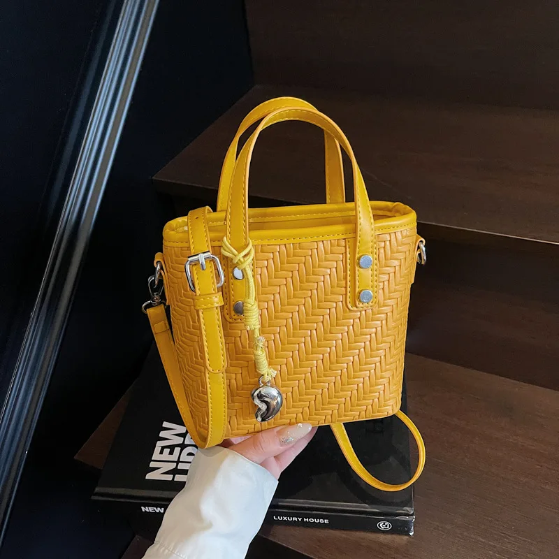 

2025 Summer New Woven Handheld Crossbody Bag Women European Style Fashion Simple Chic Shoulder Purse for Daily Use