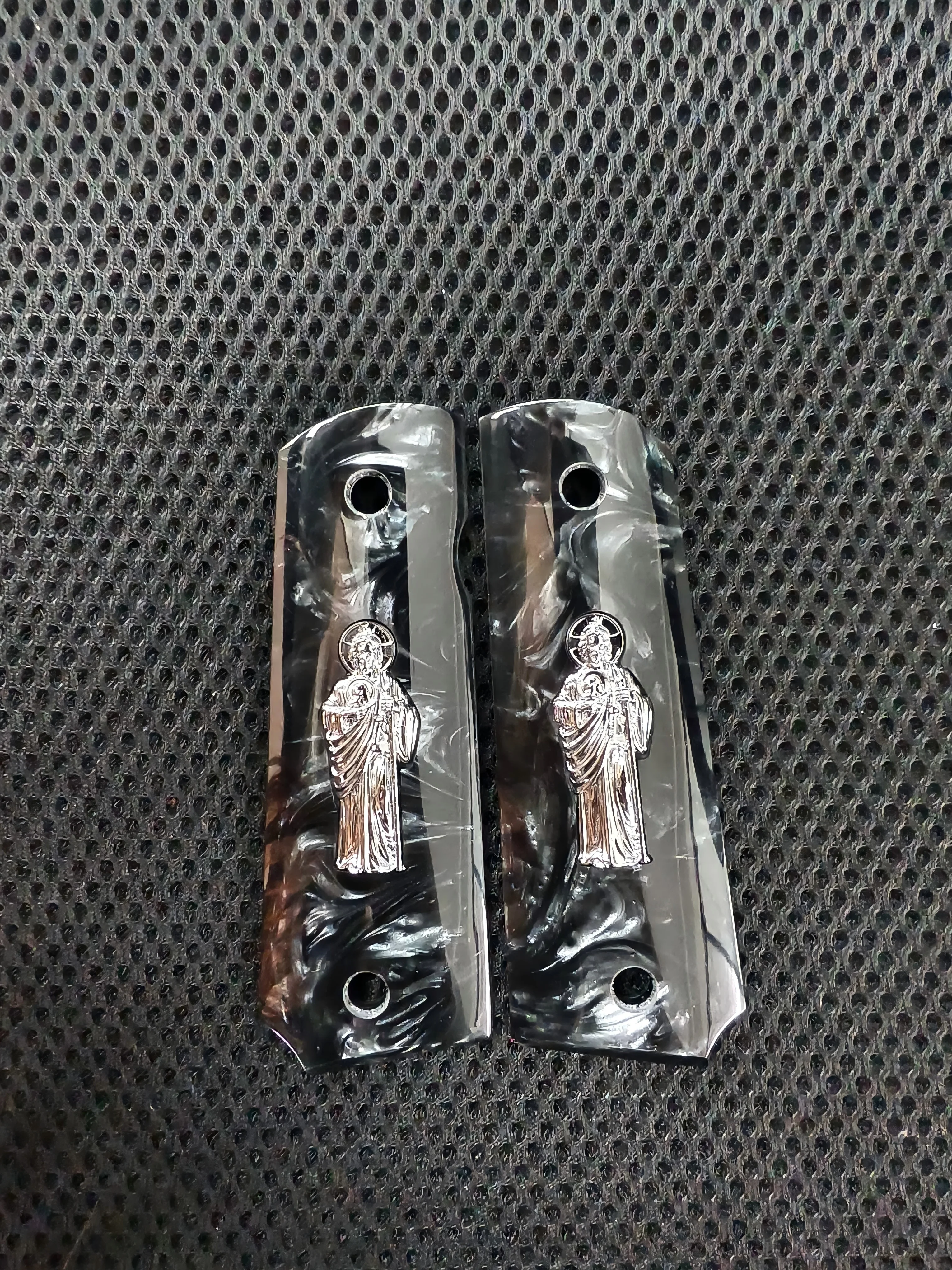 1911 Grips Full Size, Zwarte parelmoer met zilveren Saint Jude, Geschikt voor Colt, Kimber, Springfield, Remington, Rock Island, Government Commander