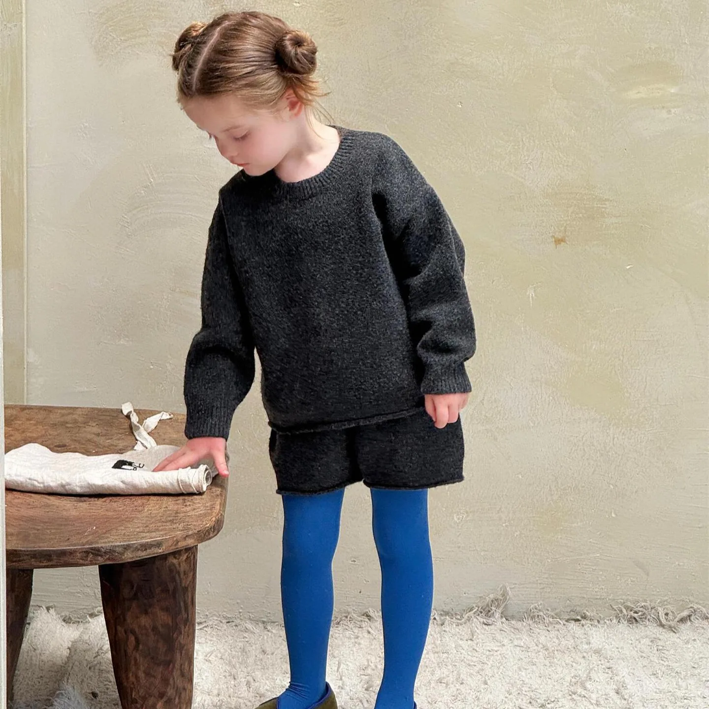 

Комплект свитера для девочек, корейская детская одежда, осень 2023, новый комплект для девочек, серый вязаный топ, шорты, комплект из двух предметов