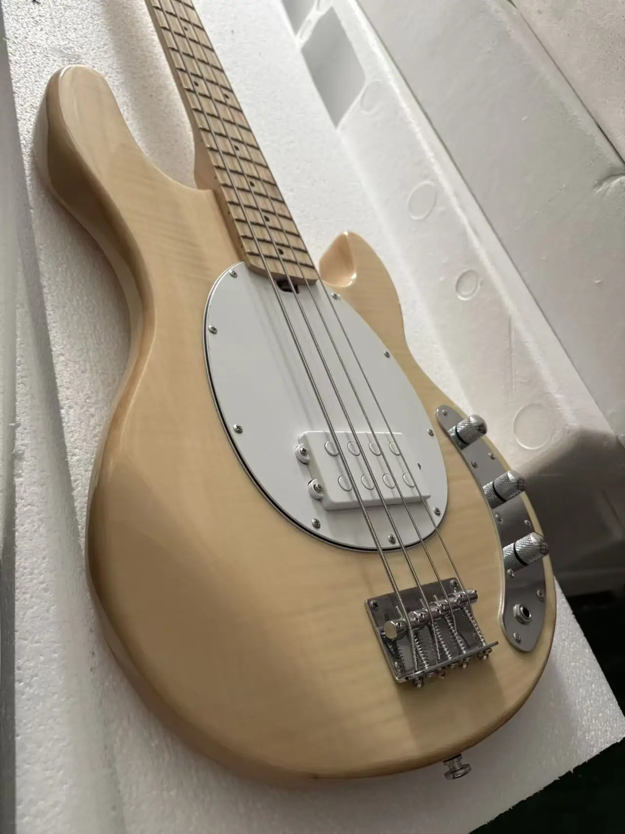 Free delivery 4-string bass, natural color with high gloss finish, white protective cover, solid wood quality