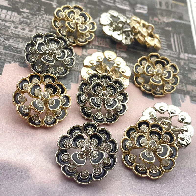 

Fashionable 50pcs/Pack Lotus-shaped Buttons with Rhinestone and Oil Point Metal Combination Buckle for Coats Wholesale