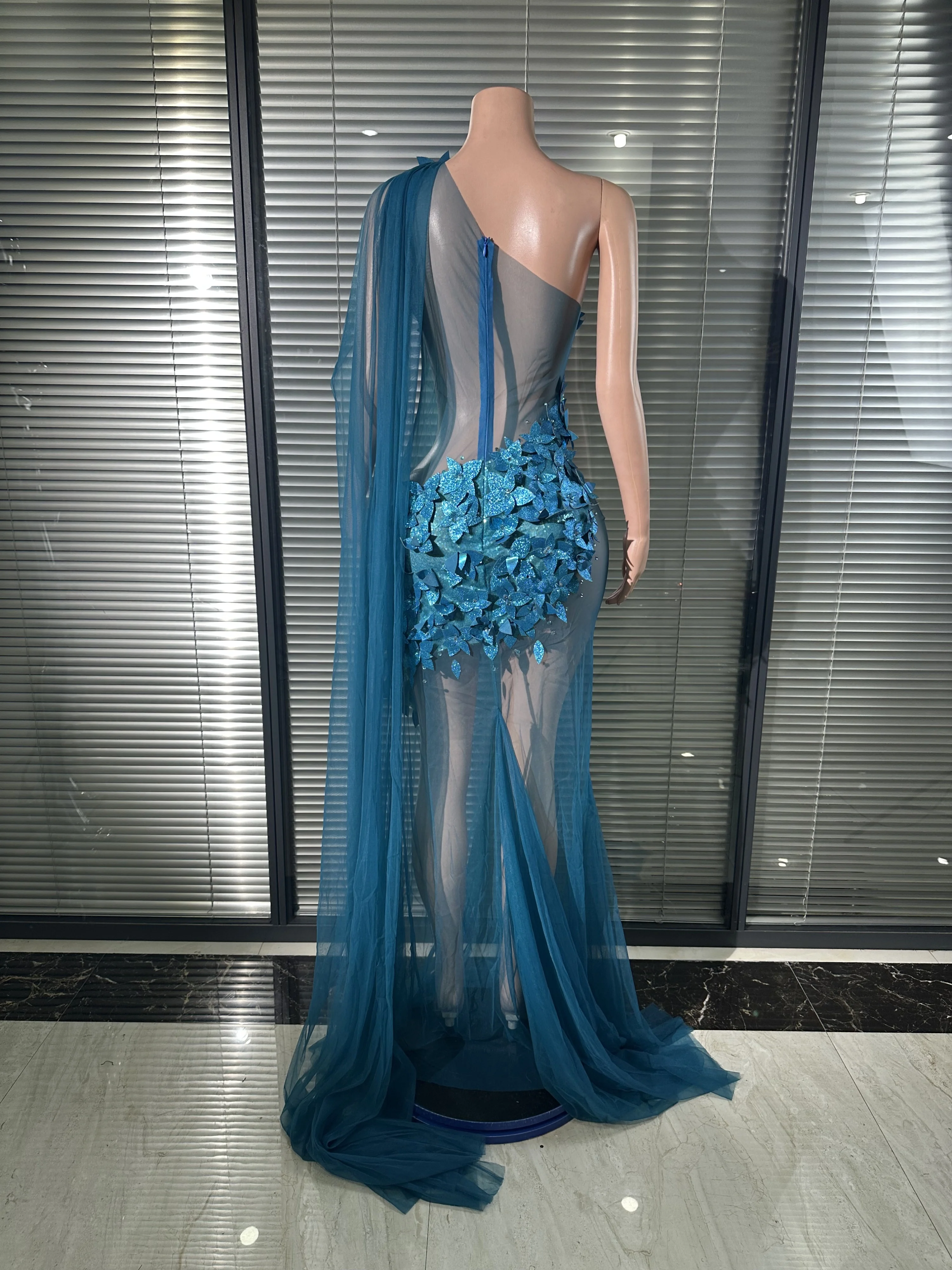 Abito lungo glamour opulento con una spalla impreziosito con prospettiva floreale in rete 3D, cocktail party, gala, tappeto rosso