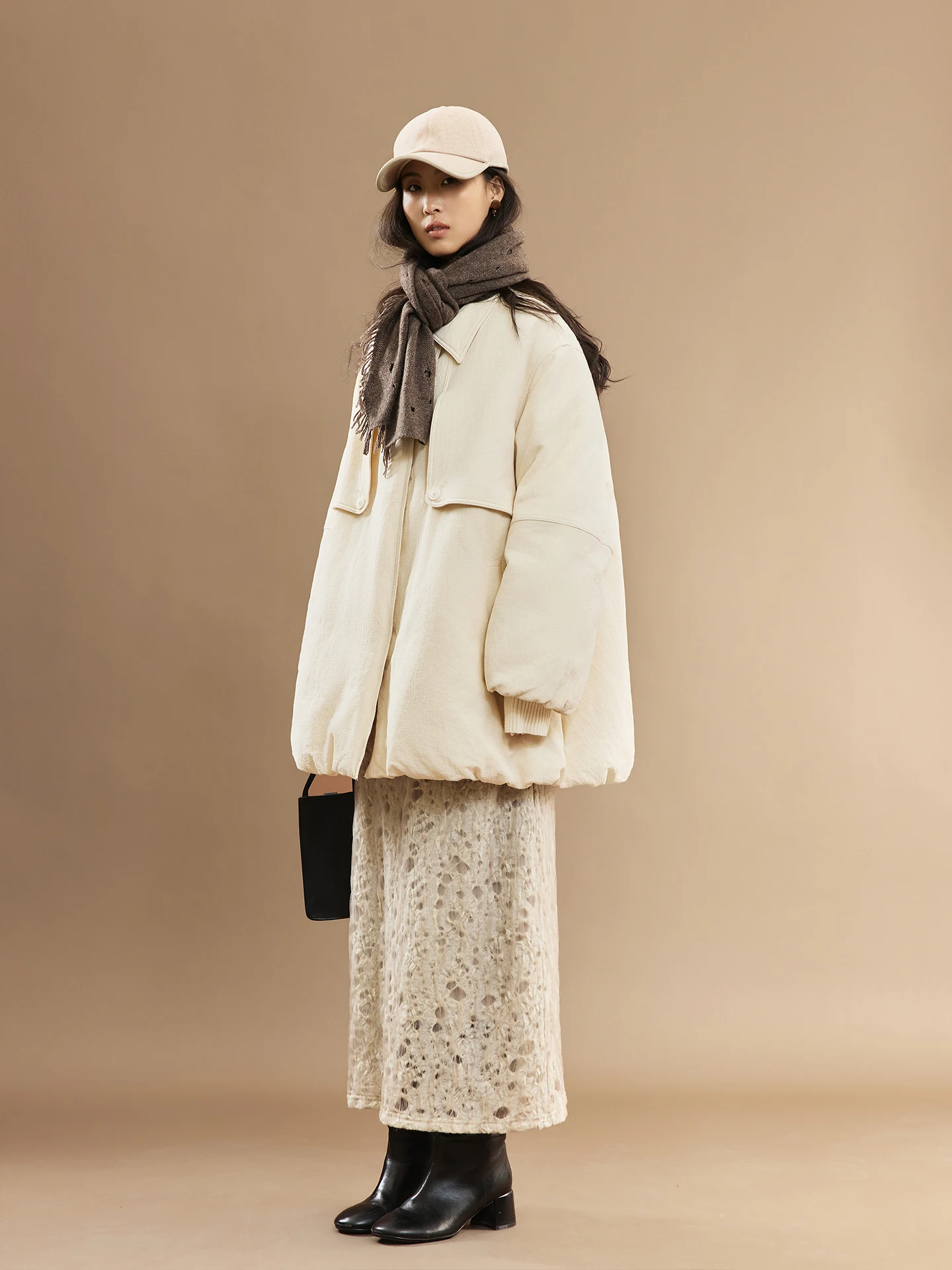 

Пуховик CAREMIND White Cloud Goose Down Jaet, текстурированный, свободного кроя, с завязками, теплый, 90% пуха, длинный рукав, средней длины, на молнии