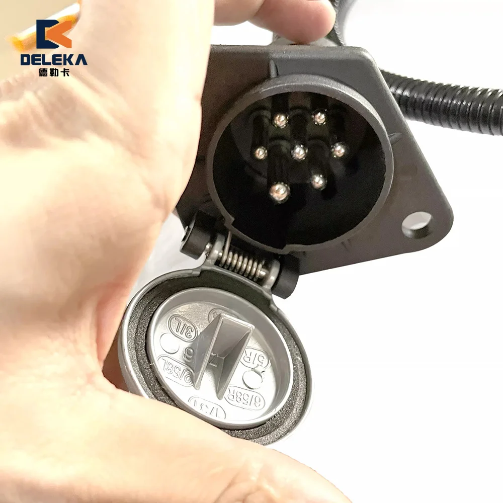 New 7-Hole 24V Trailer Socket 81.25432.6121 for Shacman Delong F2000 F3000 X3000 Trucks Electrical Parts