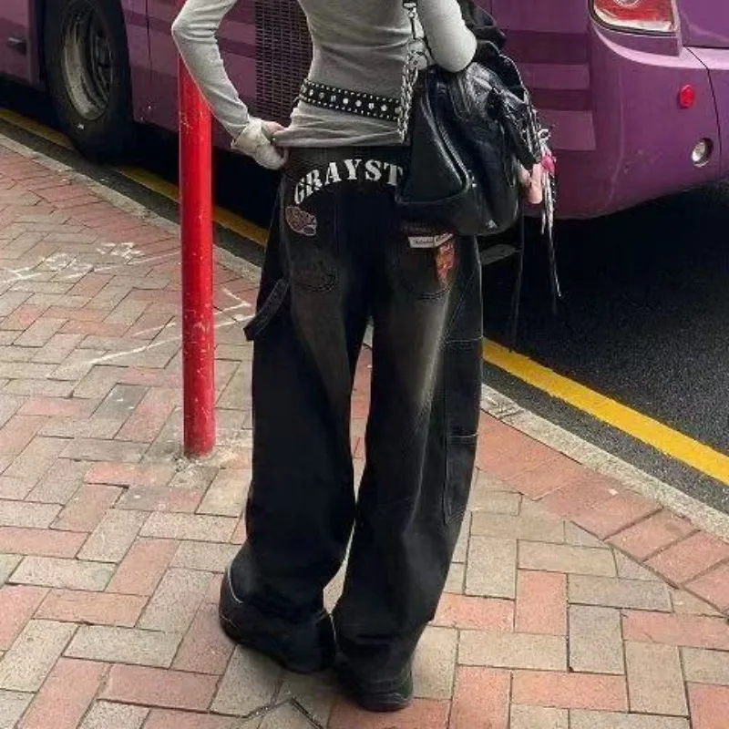 

Женские джинсы с высокой талией и широкими штанинами, черные, винтажные, с эффектом потертости, с карманами, нашивками и надписями, в стиле Y2K, уличная мода, свободные брюки-карго