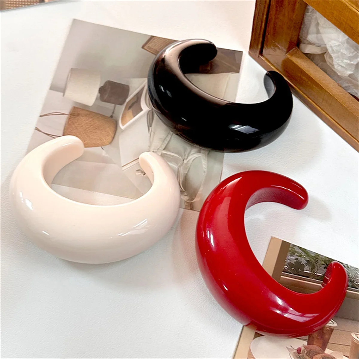 الكلاسيكية والممتعة الجديدة أبيض وأسود التباين اللون هندسية سميكة الراتنج سوار كبير عطلة مجوهرات الهيب هوب سوار بسيط #2