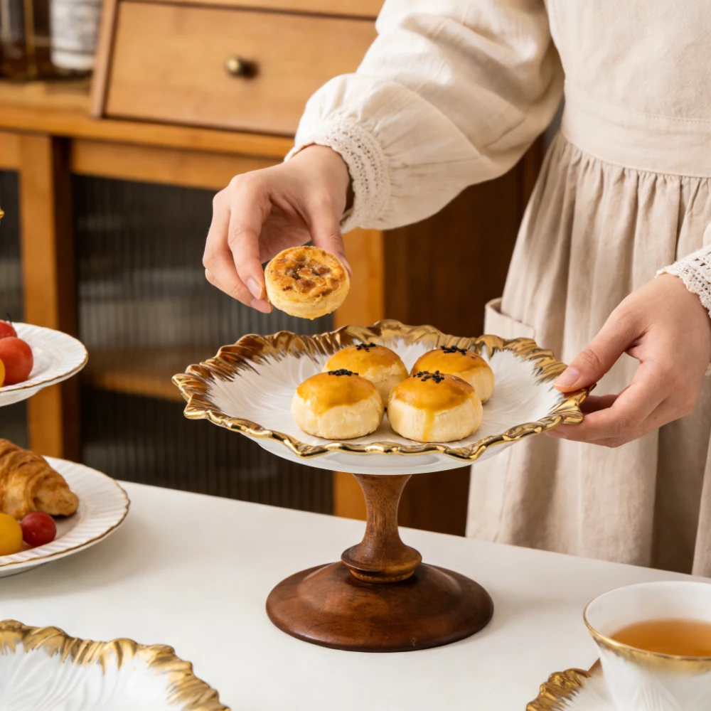

Современная минималистичная керамическая тарелка на высоких деревянных ножках для фруктов и хлеба, роскошная подставка для десертов и тортов премиум-класса для дома