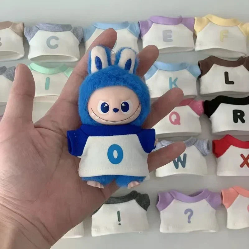 

Милый набор для мини-булавки Labubu 10,5 см для одежды серии Love, футболка с буквами A-Y, модный наряд