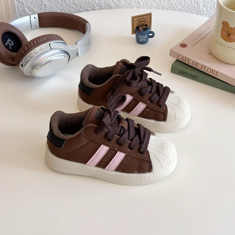 

Детская спортивная обувь, нескользящая мягкая подошва, новинка 2023 года, повседневная обувь для мальчиков и девочек, модная студенческая обувь для скейтбординга в полоску с круглым носком на липучке