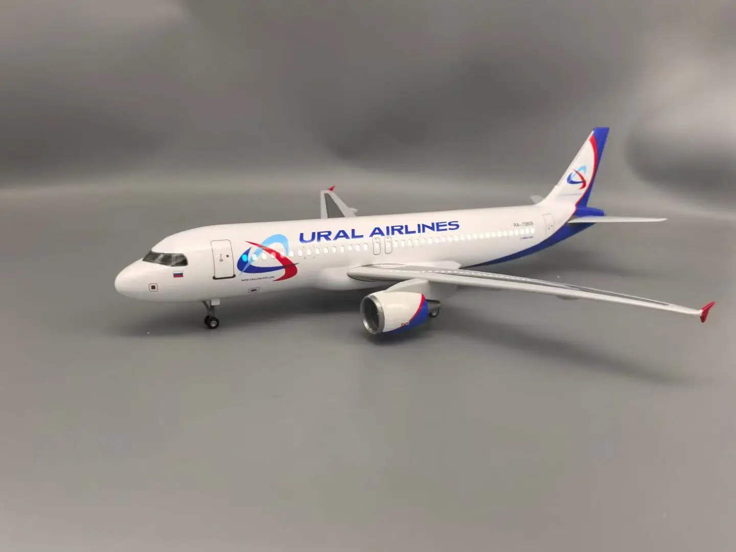 1/80 مقياس الطائرات 47 سنتيمتر دييكاست الراتنج A320 الهواء أورال الخطوط الجوية نموذج الضوء وحامل نموذج طائرة جمع الأطفال ألعاب تعليمية