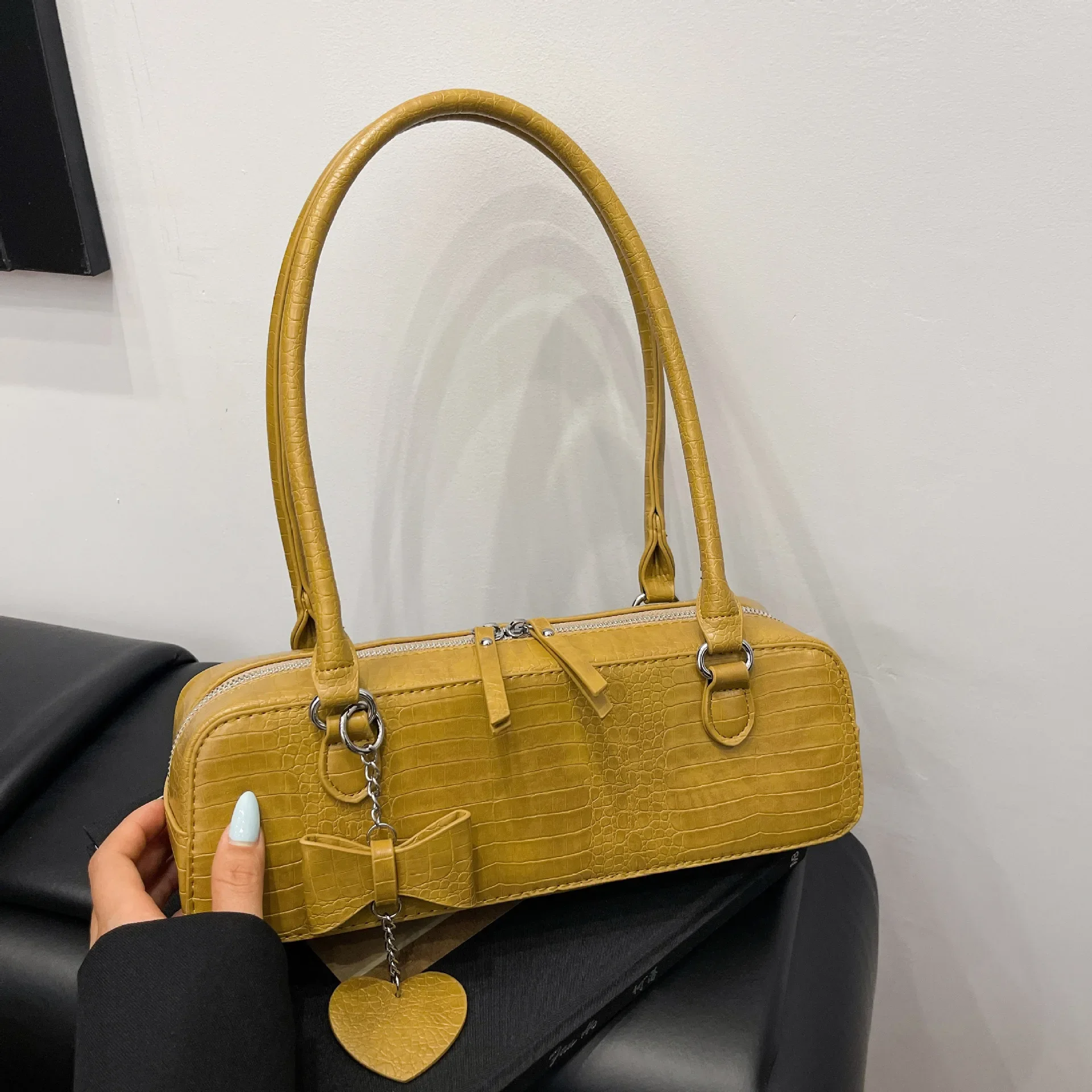 

Корейская версия, сумка через плечо с бантом, подмышки, ретро-сумка большой вместимости, женская модная высококачественная текстурная рабочая сумка 2025 года