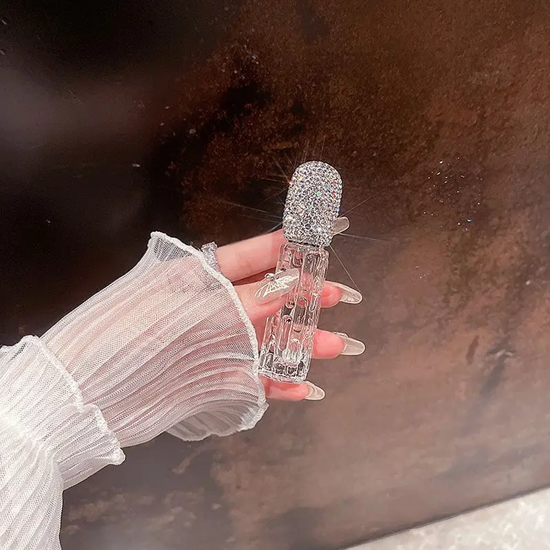 Una muestra de una botella de perfume de alta gama con un alto nivel de apariencia y diseño con incrustaciones de diamantes, botella de vidrio de 10 ml.