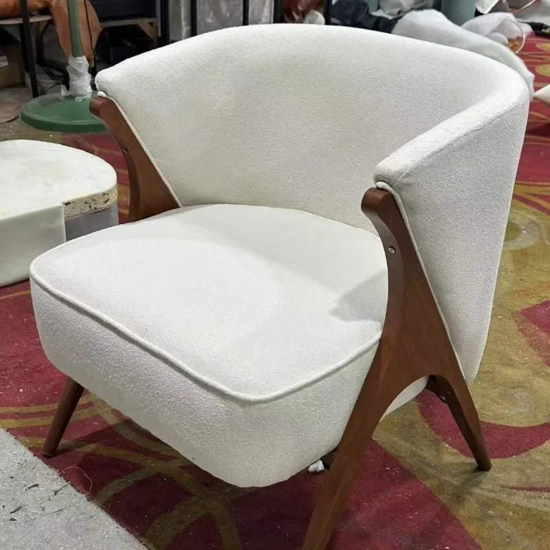 

Ваби Песок Ветер Средневековый Одиночный Диван Стул Ретро Дизайнер Отель Проживание Проживание Кафе Прием Переговоры Один Стол и Два Стулья