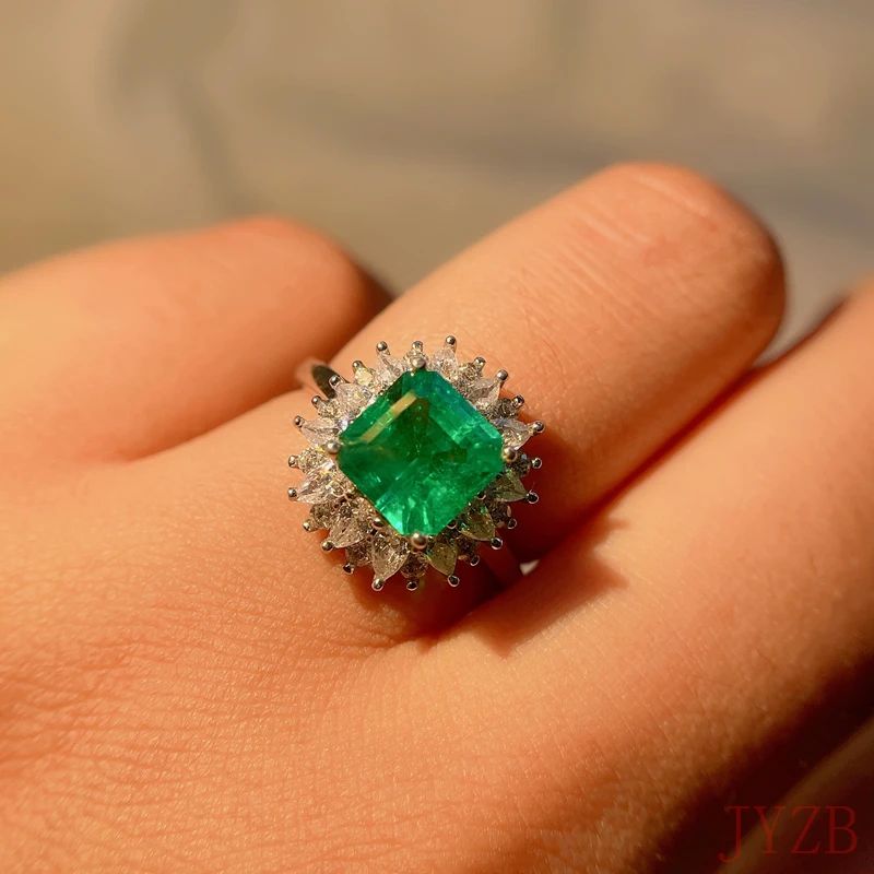 Don't hesitate! ¡ Natural emerald ring to buy! ¡ This product is really sweet value not too much! Natural emerald ring