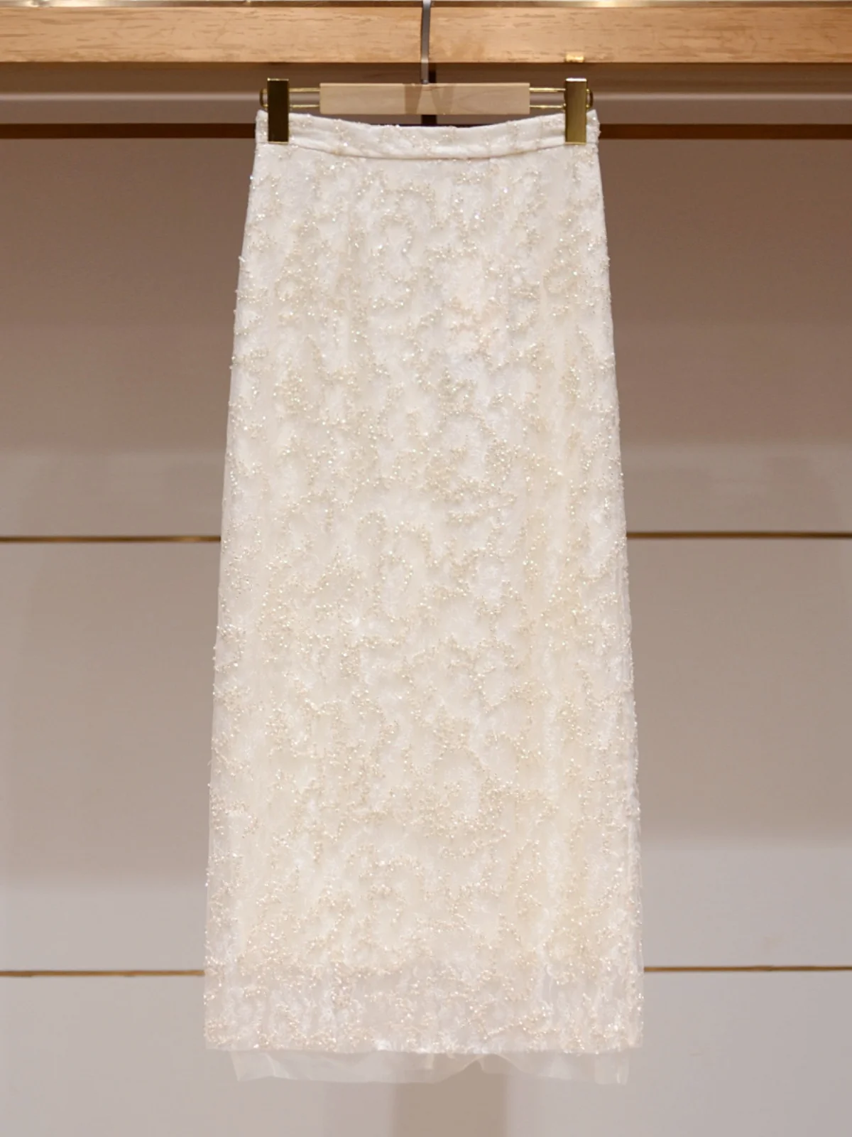 

Блестящая юбка А-силуэта средней длины с пайетками, завышенной талией, разрезом и богатой отделкой. Новинка весенне-летнего сезона. Женская мода.