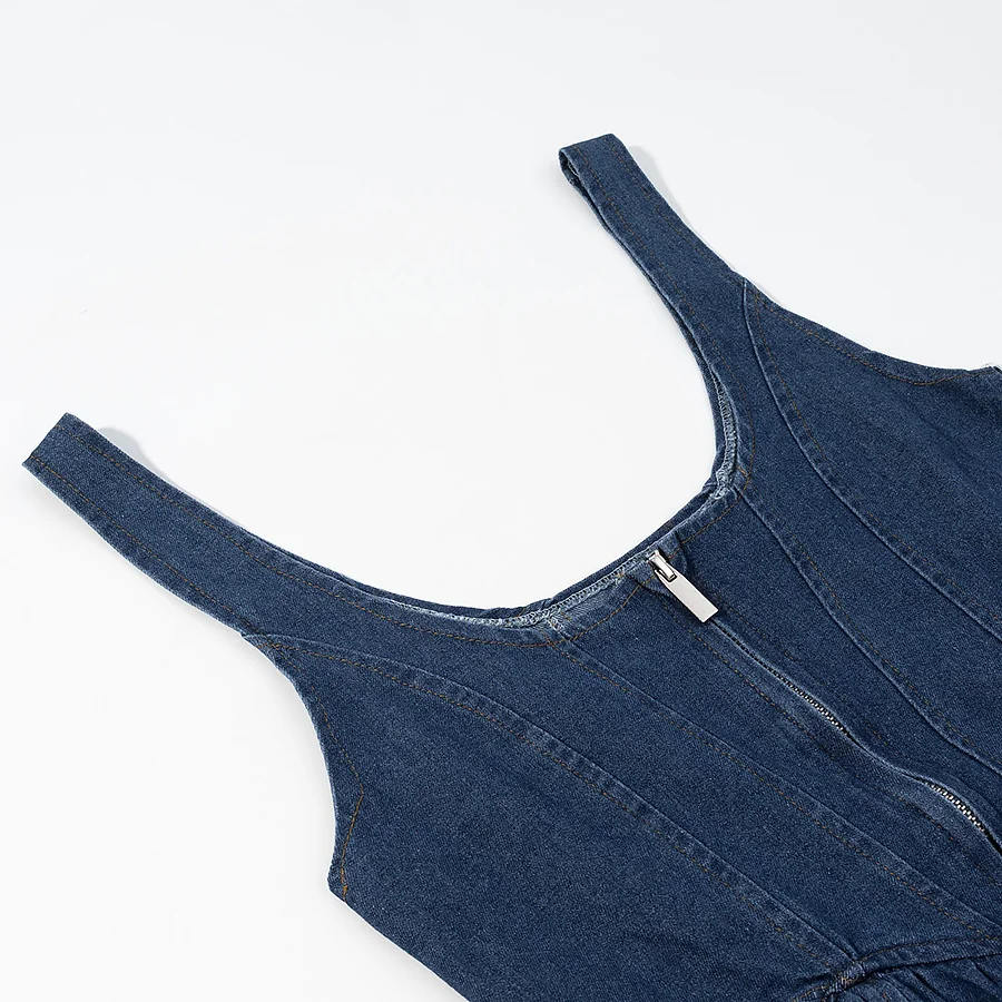 Vestido e de cintura alta em aodão denim com decote ter e saia curta com decoração floral em camadas estilo vinta...