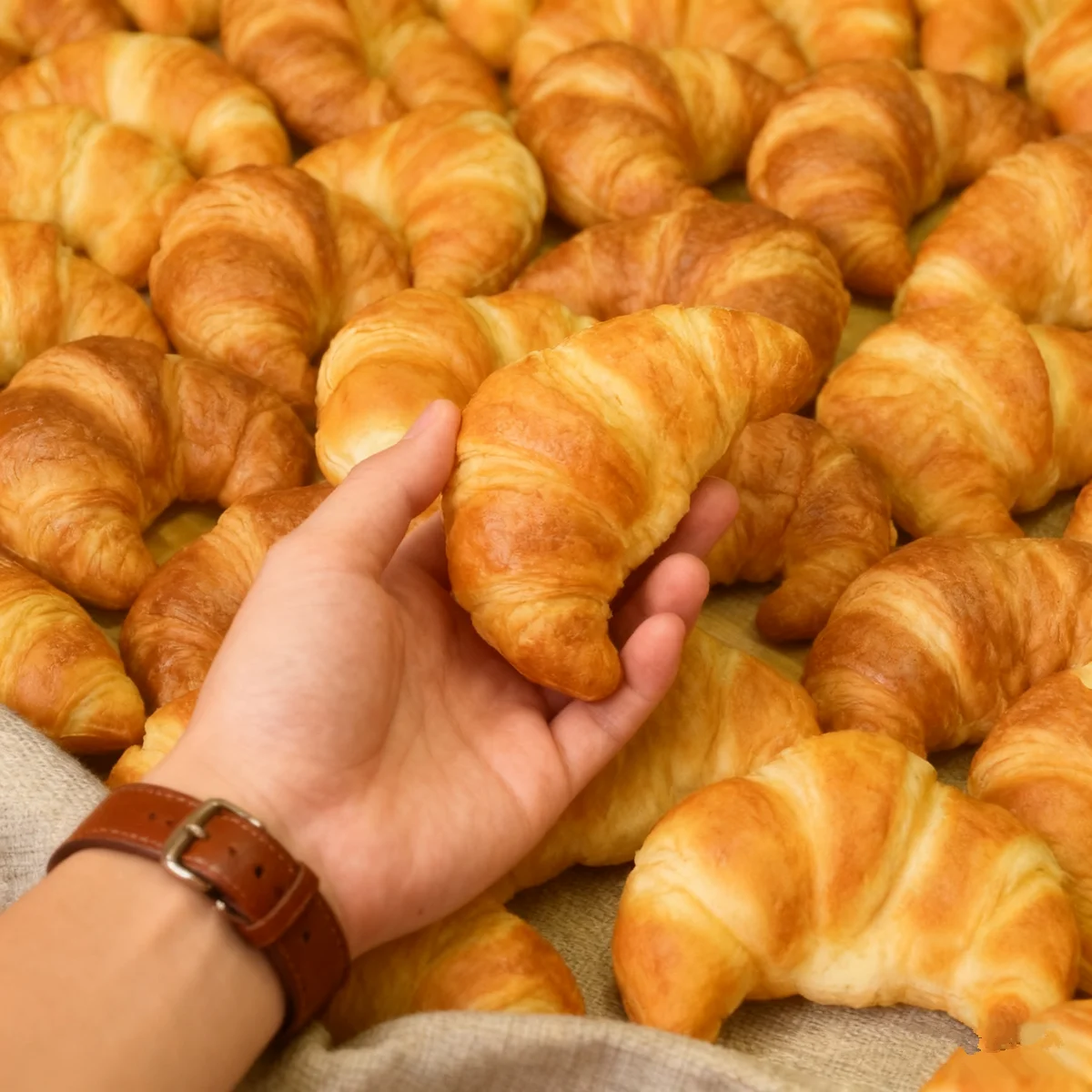Realistischer gefälschter PU-Croissant – Originale und Streiche mit Schokoladengeschmack, Brot, lustige Essens-Requisiten für Witze, Präsentation und TikTok-Videos – Detail 3