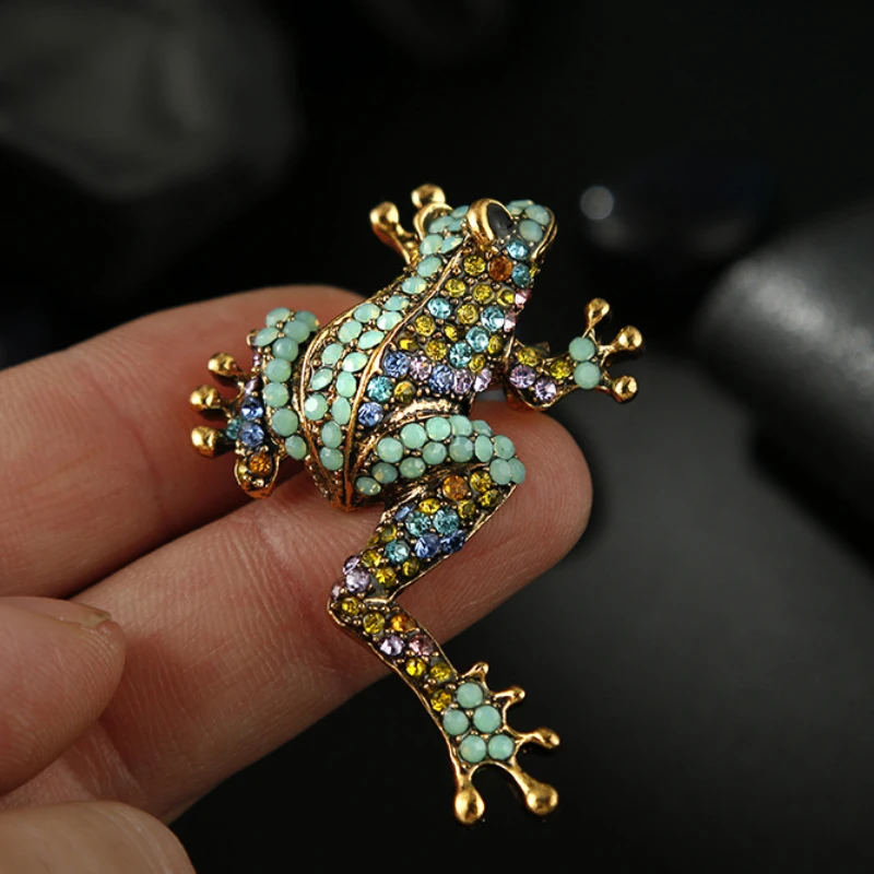 

Luxury Coloured Rhinestone Color Mixed Frog Brooches for Women GreenAnimal Brooch Fashion Alloy Men Coat Accessories Jewelry