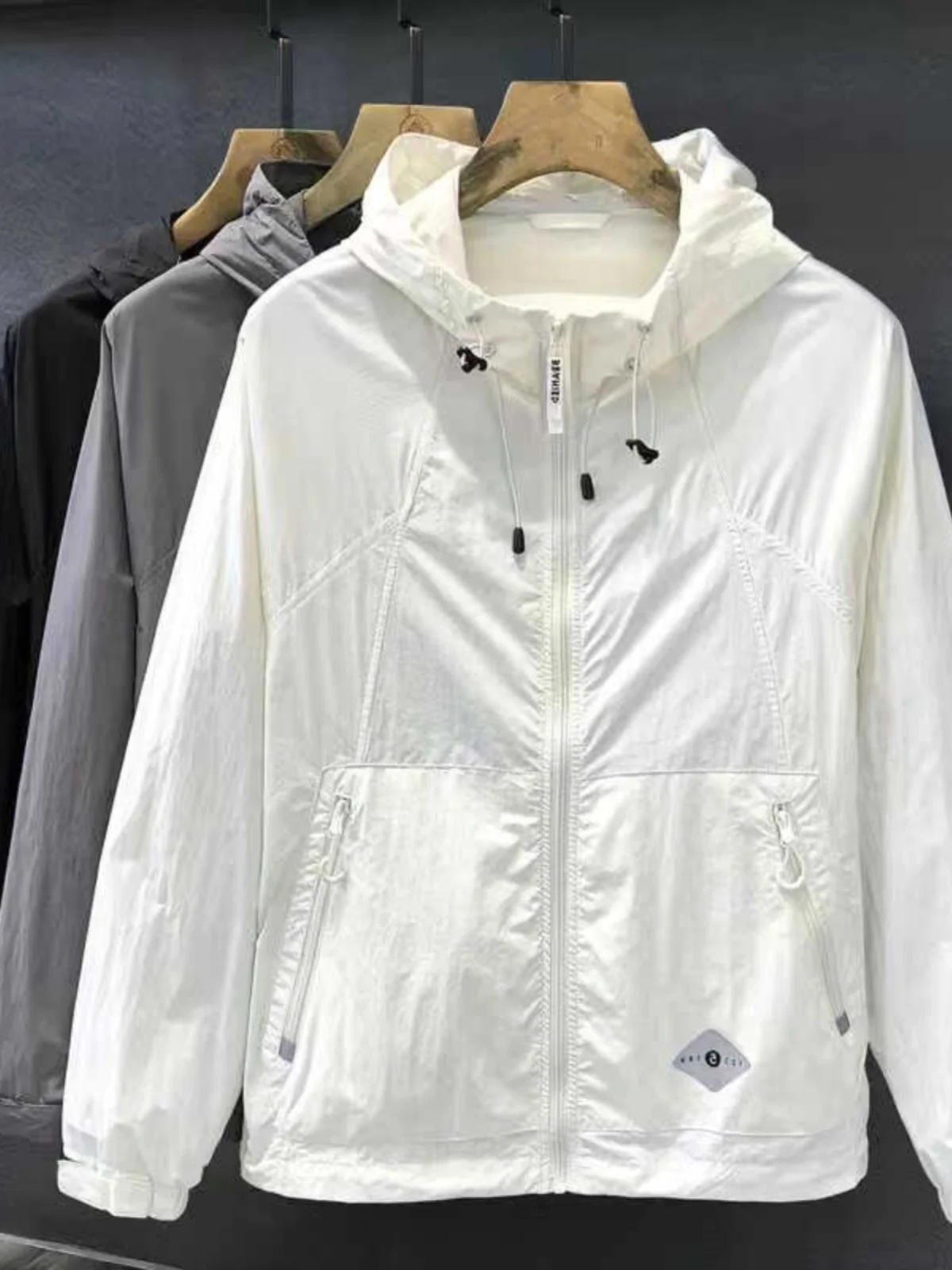 

Мужская летняя модная легкая спортивная куртка 2024 года для активного отдыха, с защитой от УФ-излучения, свободного кроя, дышащая, с длинными рукавами, на молнии, с капюшоном