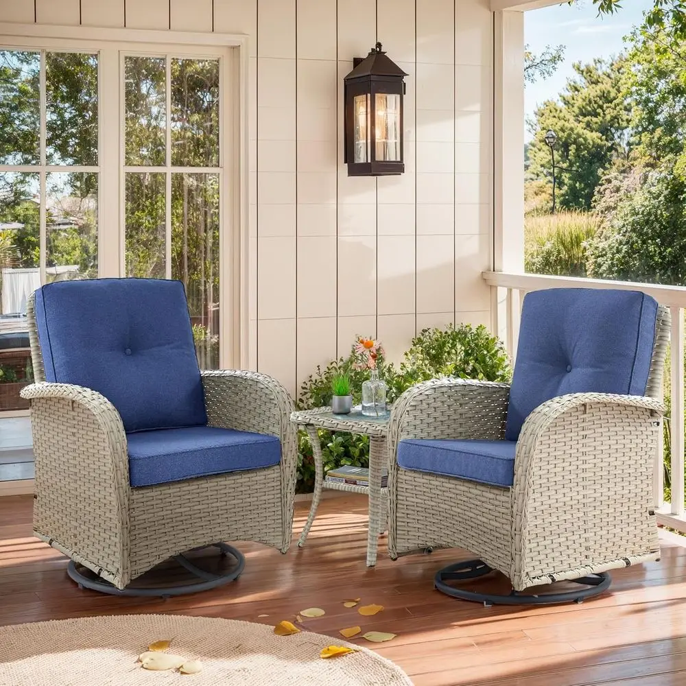 

Всепогодный комплект садовой мебели из 3 предметов: плетеные кресла-качалки с поворотным механизмом и приставной столик со стеклянной столешницей, светло-бежевый цвет.