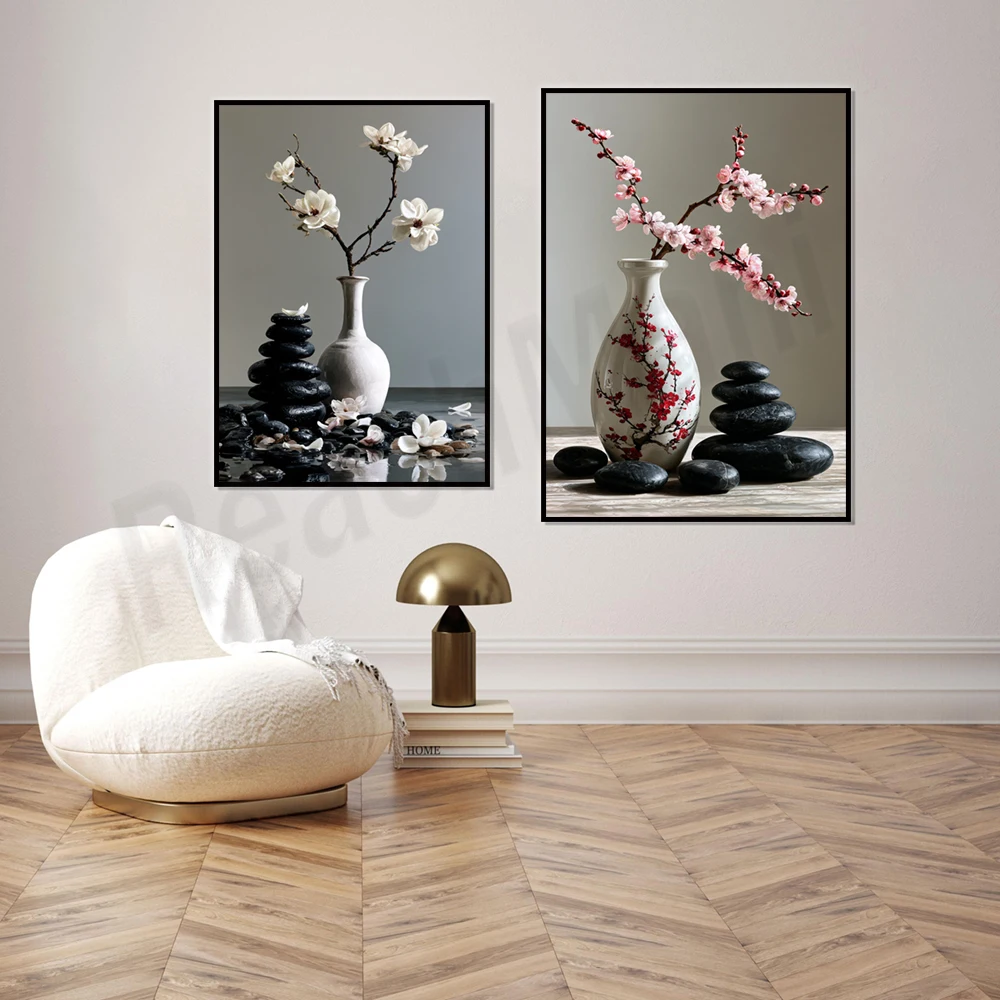 Vase à fleurs de cerisier et de magnolia de style japonais avec impression de nature morte aux pierres noires superposées ; Affiche florale inspirée du zen pour une ambiance paisible.