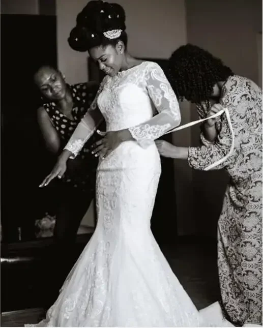ชุดแต่งงานลูกไม้ทรงเมอร์เมดแบบสั่งตัด แขนยาว หางถอดได้ คอประดับเพชร สีขาว ชุดเจ้าสาวลูกไม้สไตล์แอฟริกันไนจีเรีย