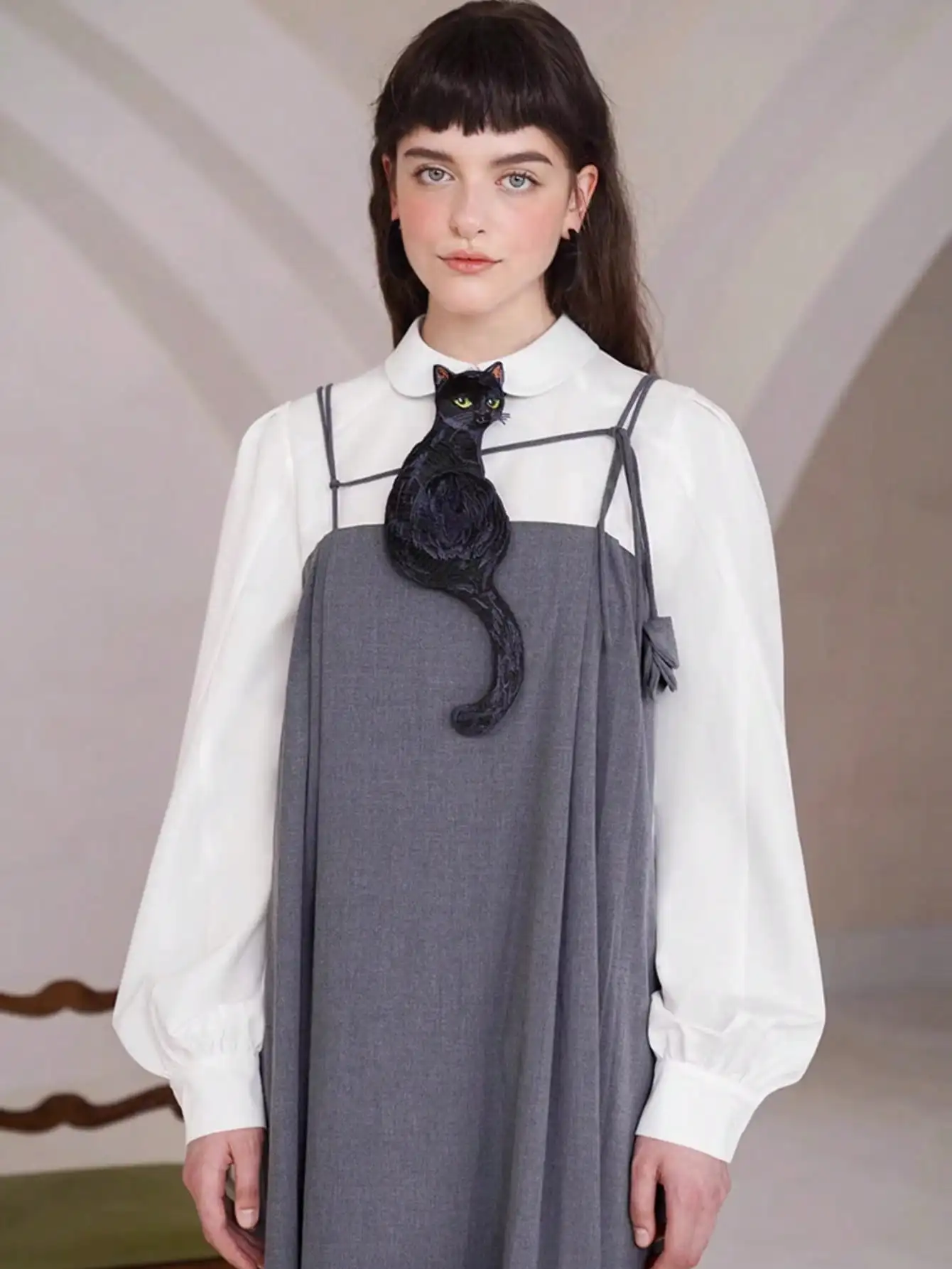 Ein einzigartiger, origineller Krawatten-Entwurf im Katzen- und Boho-Stil, der an französischen Retro-Looks erinnert. Er eignet sich für Frühling, Sommer, Herbst und Winter und zeichnet sich durch ein besonderes, knotenfreies Design aus. Er passt perfekt zu Hemden und ist ideal für Partys und Festivals. – Detail 7