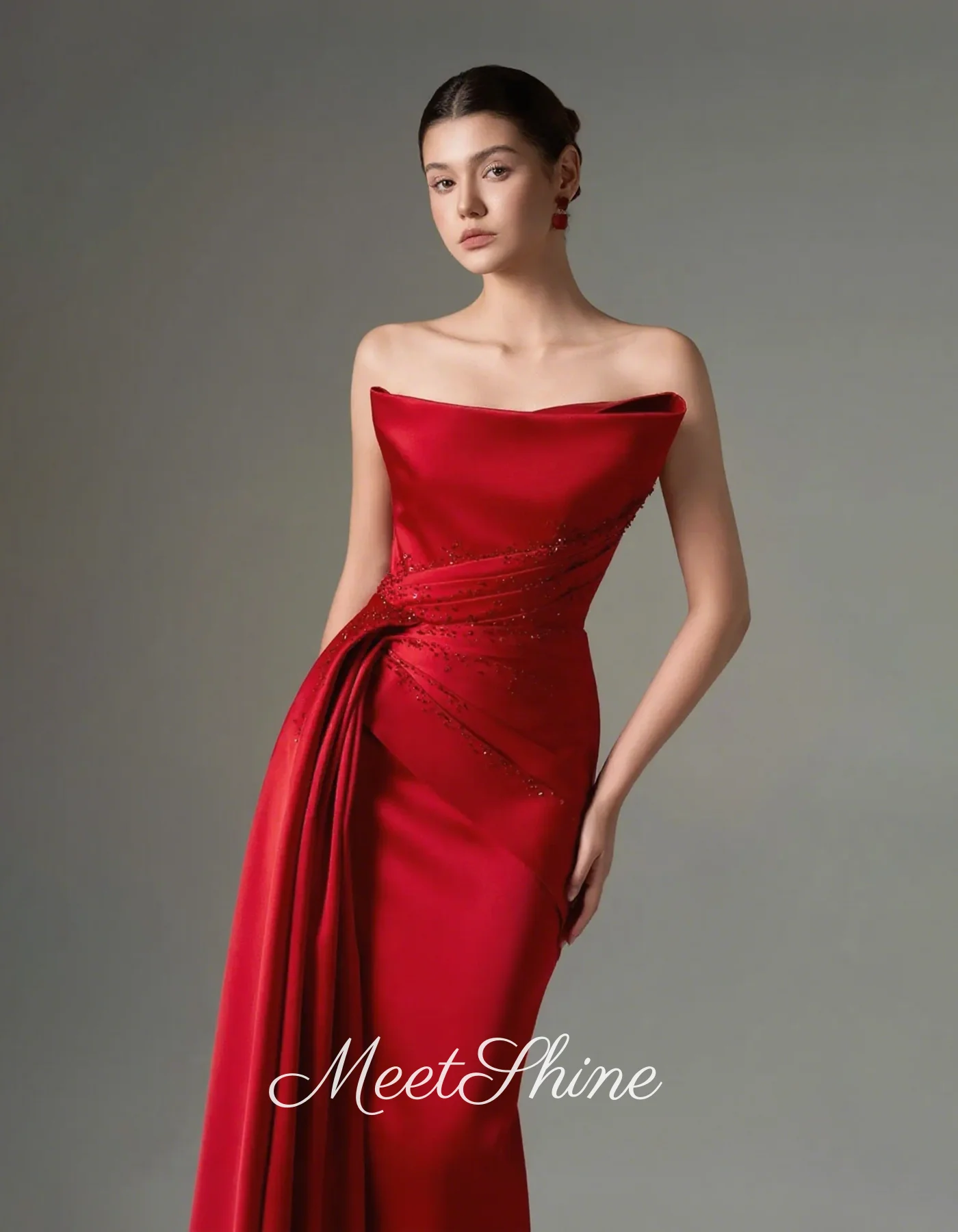 Abito da sera lungo dritto in raso rosso senza spalline Dubai Abito da sposa squisito con pieghe sul retro e cristalli, abito da ballo personalizzato